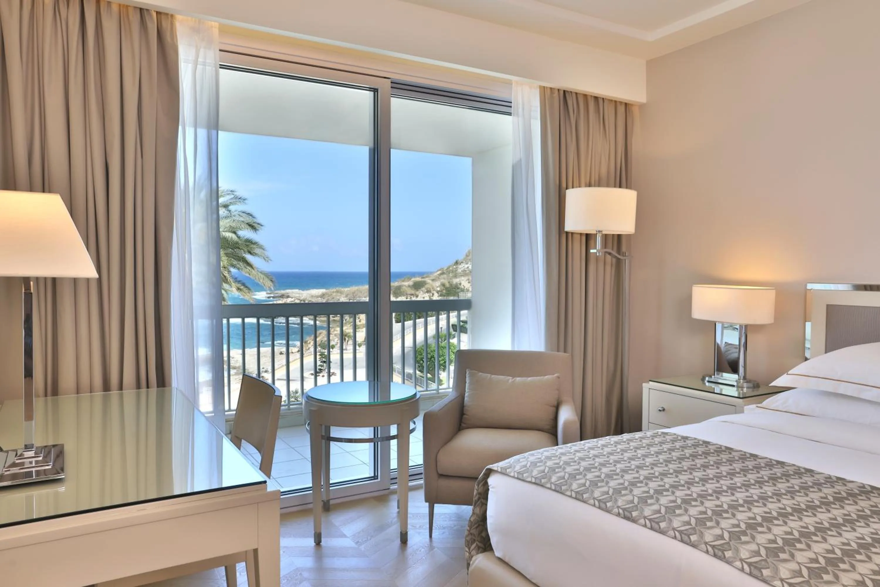 Bedroom, Bed in Mövenpick Hotel Beirut