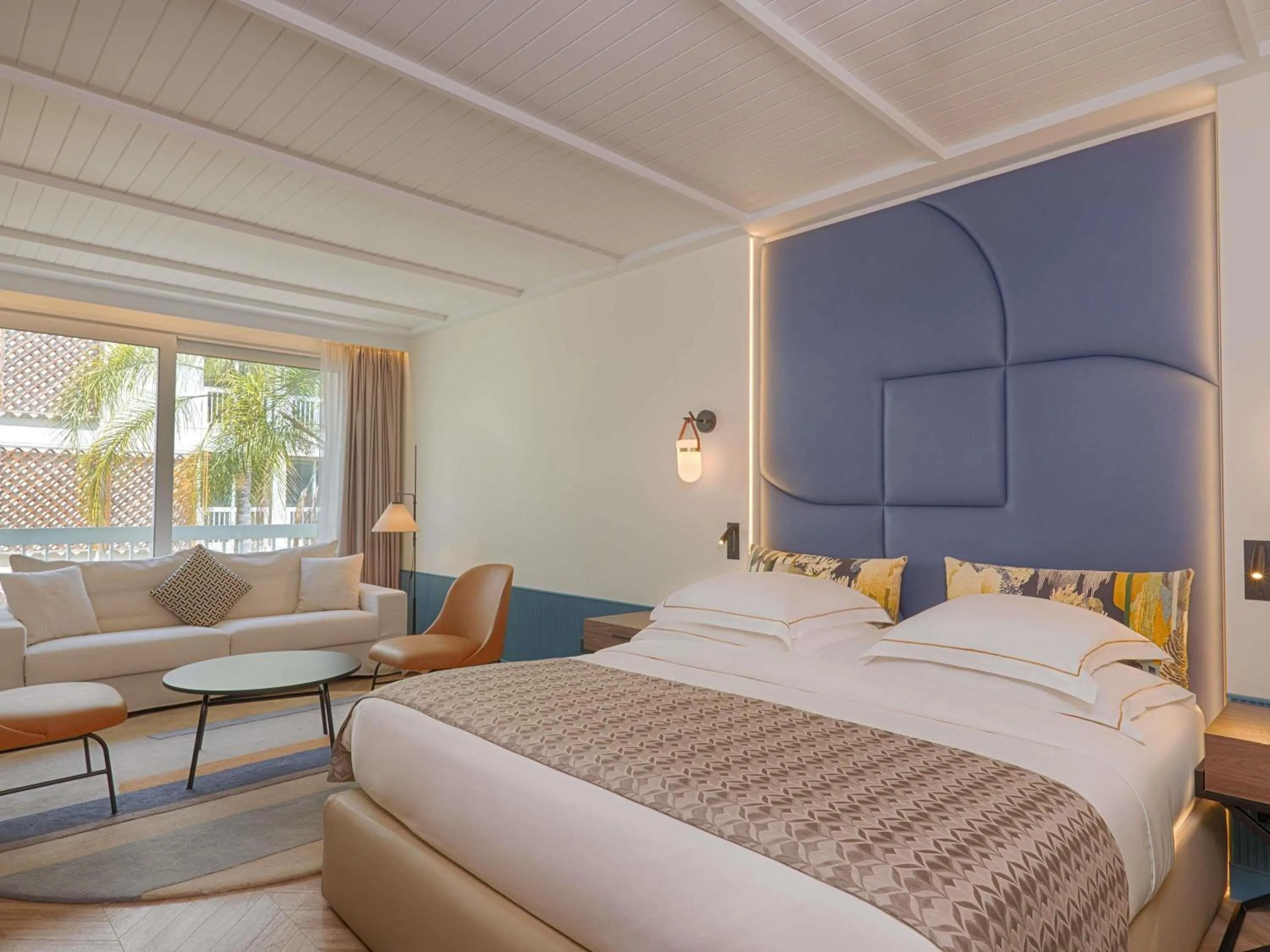 Bedroom, Bed in Mövenpick Hotel Beirut