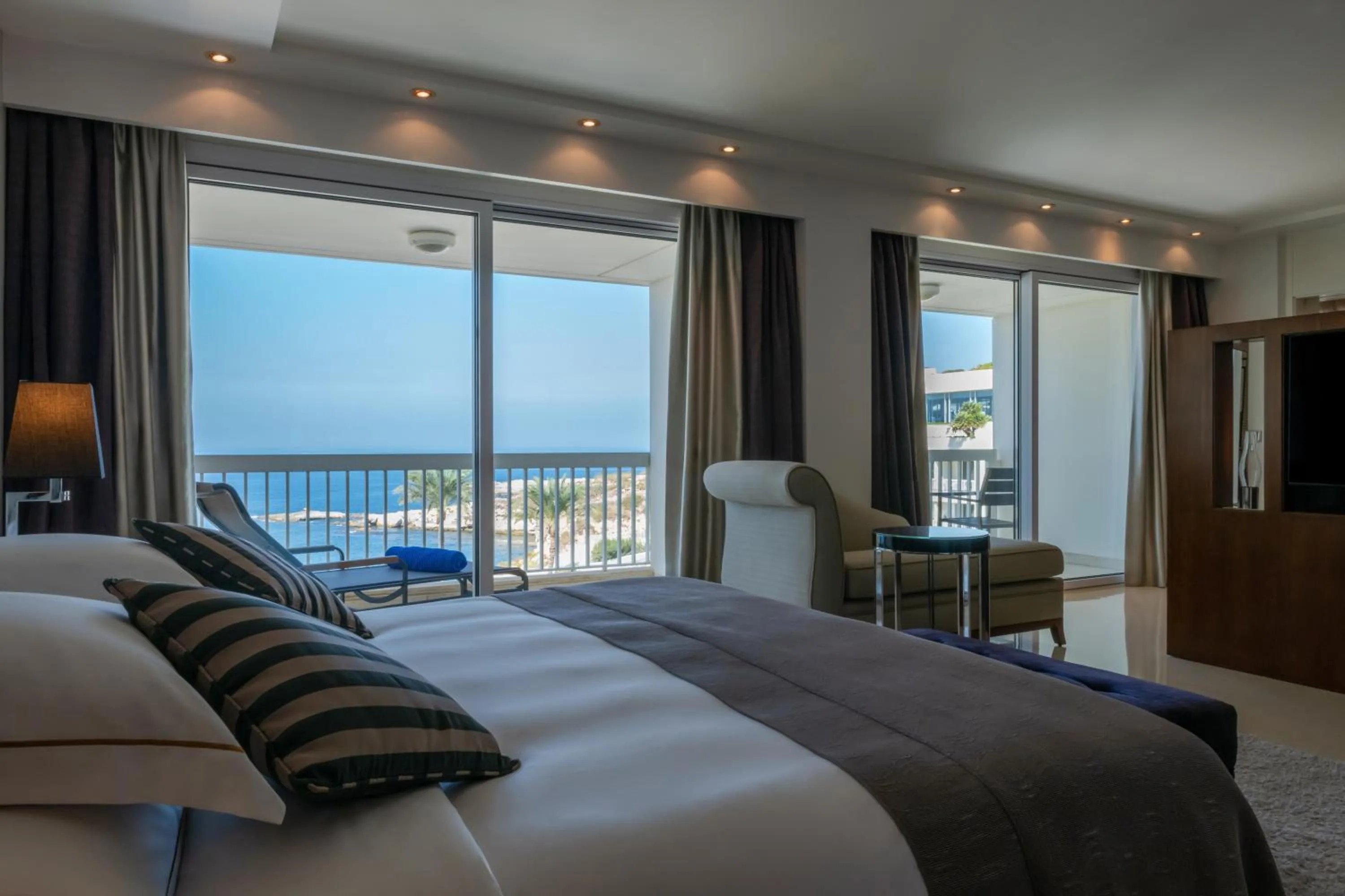 Balcony/Terrace, Bed in Mövenpick Hotel Beirut