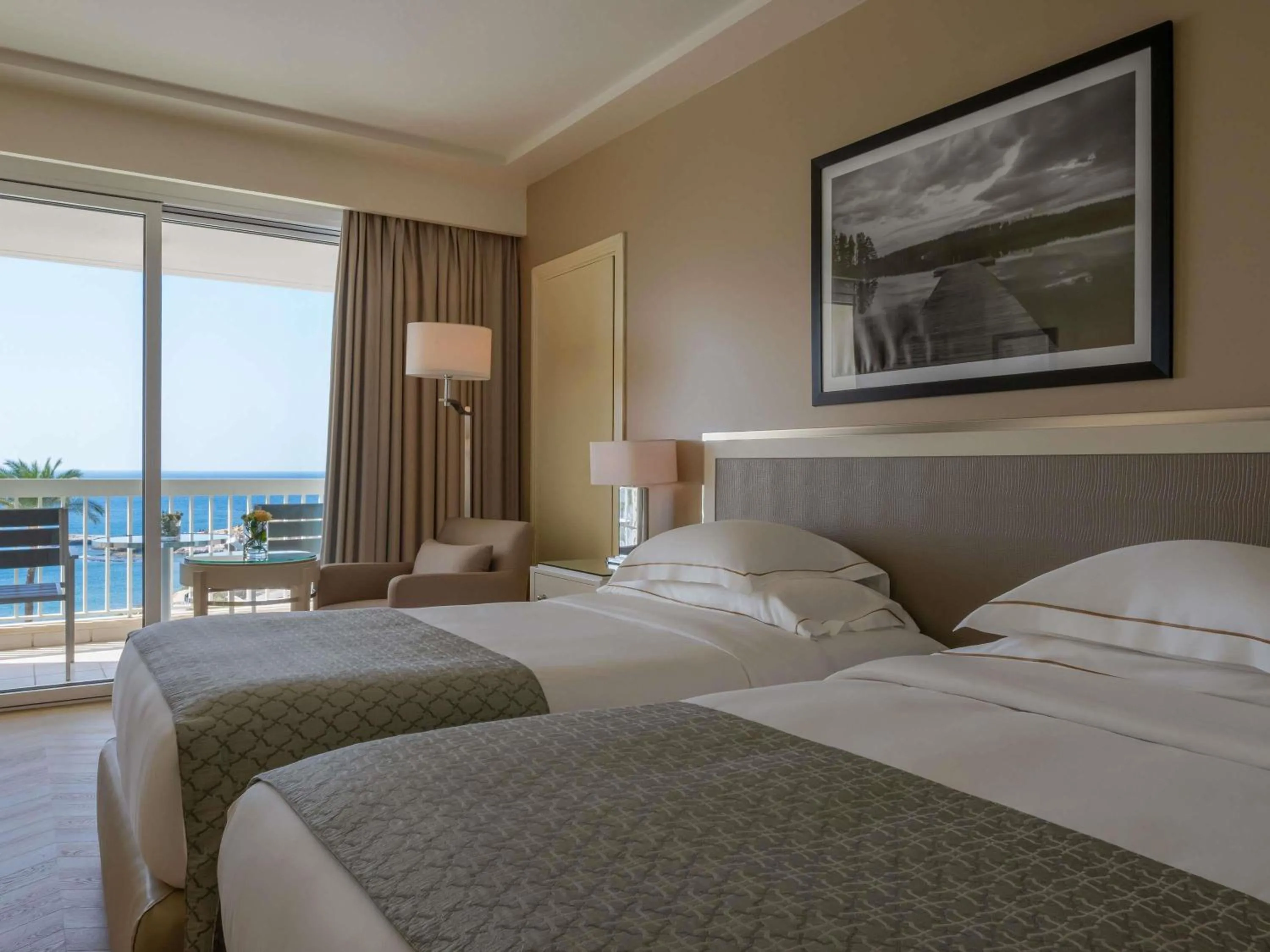 Bedroom, Bed in Mövenpick Hotel Beirut