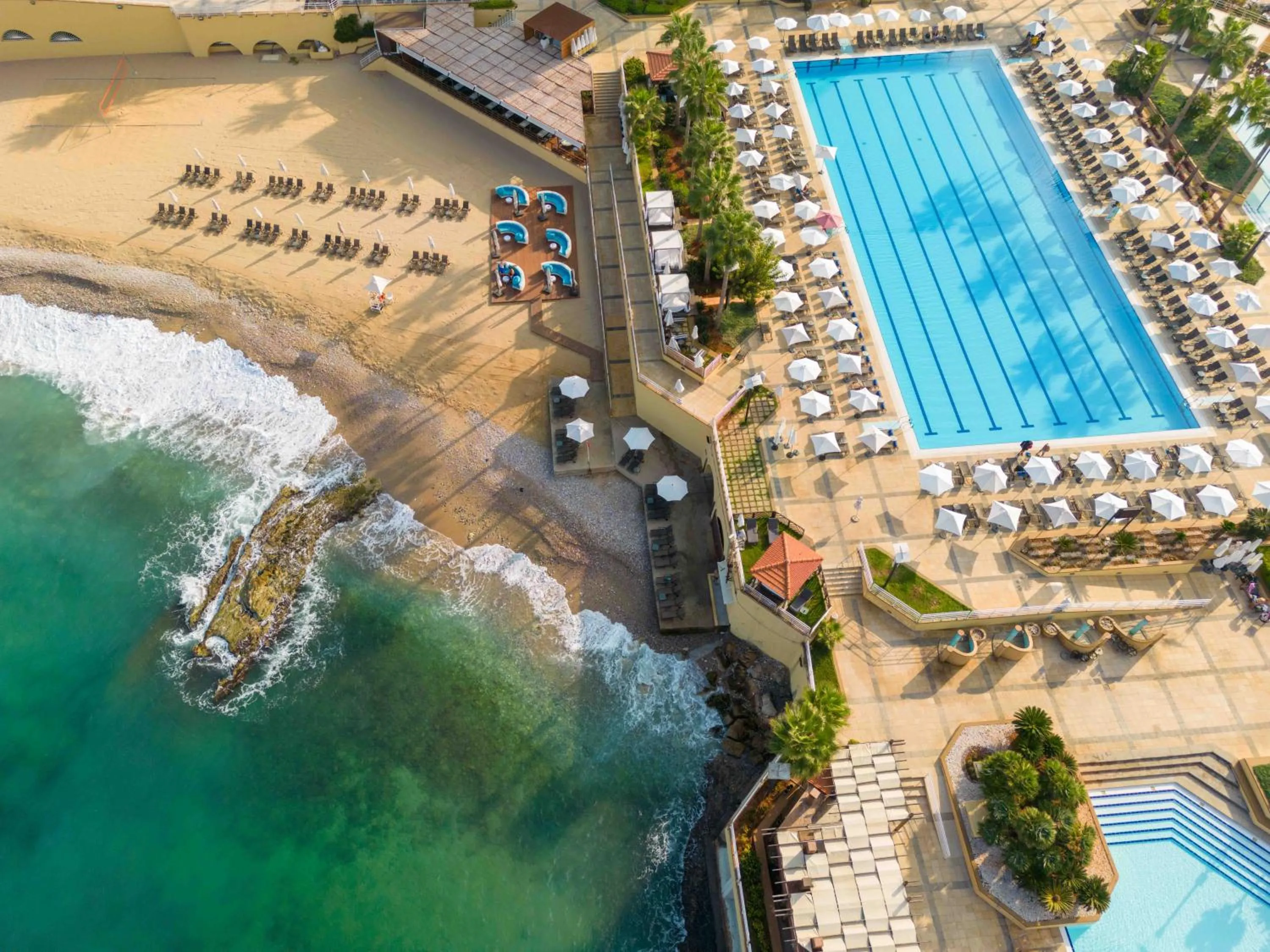 Swimming pool in Mövenpick Hotel Beirut