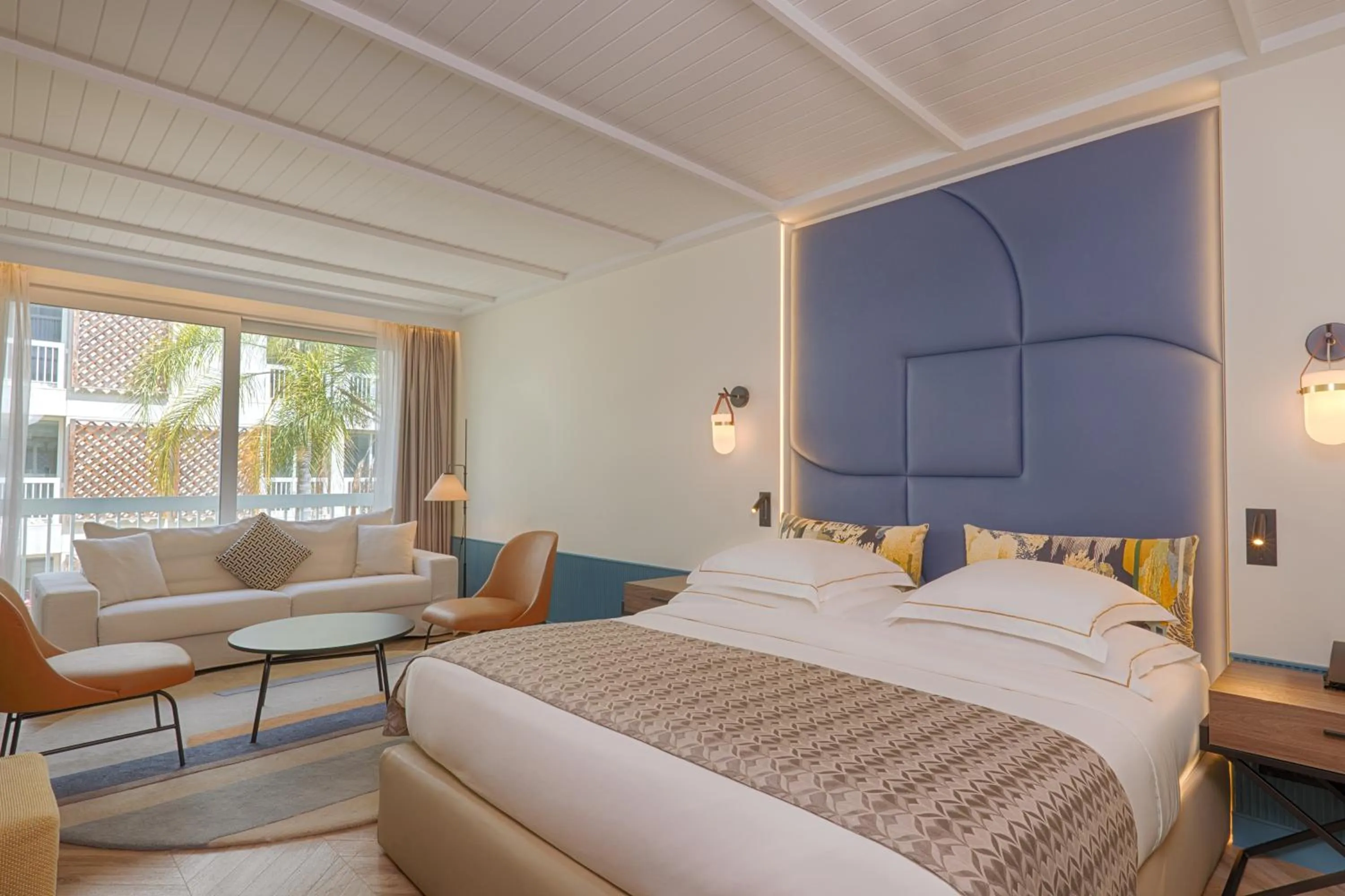 Seating area, Bed in Mövenpick Hotel Beirut