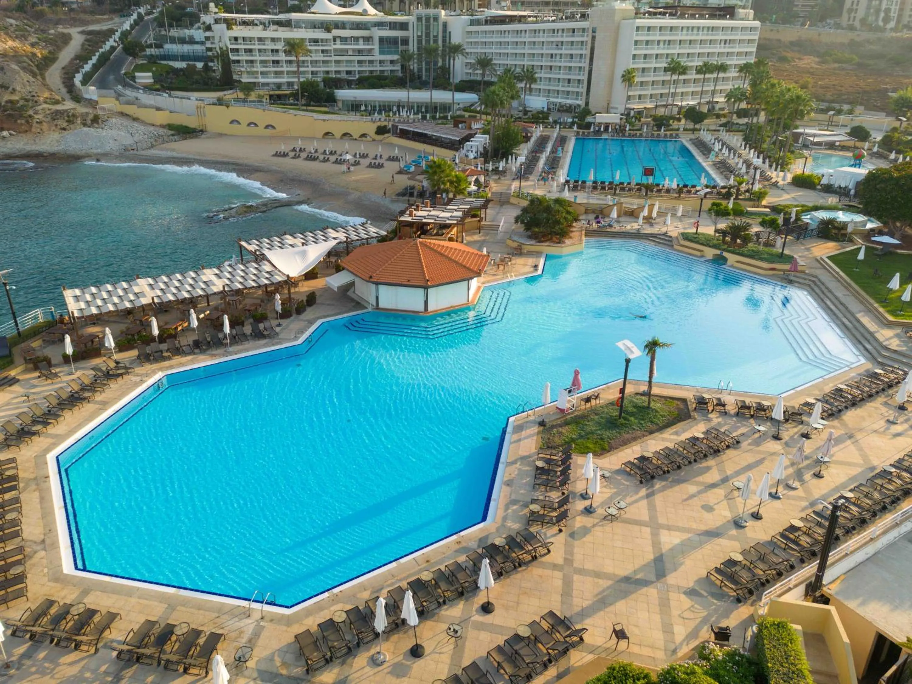 Swimming pool in Mövenpick Hotel Beirut
