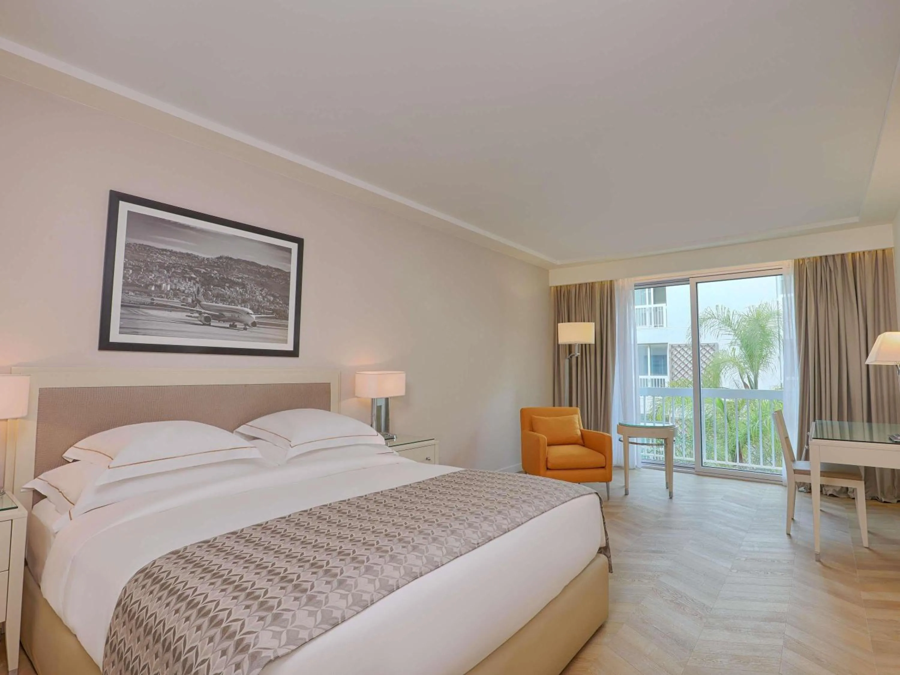 Bedroom, Bed in Mövenpick Hotel Beirut