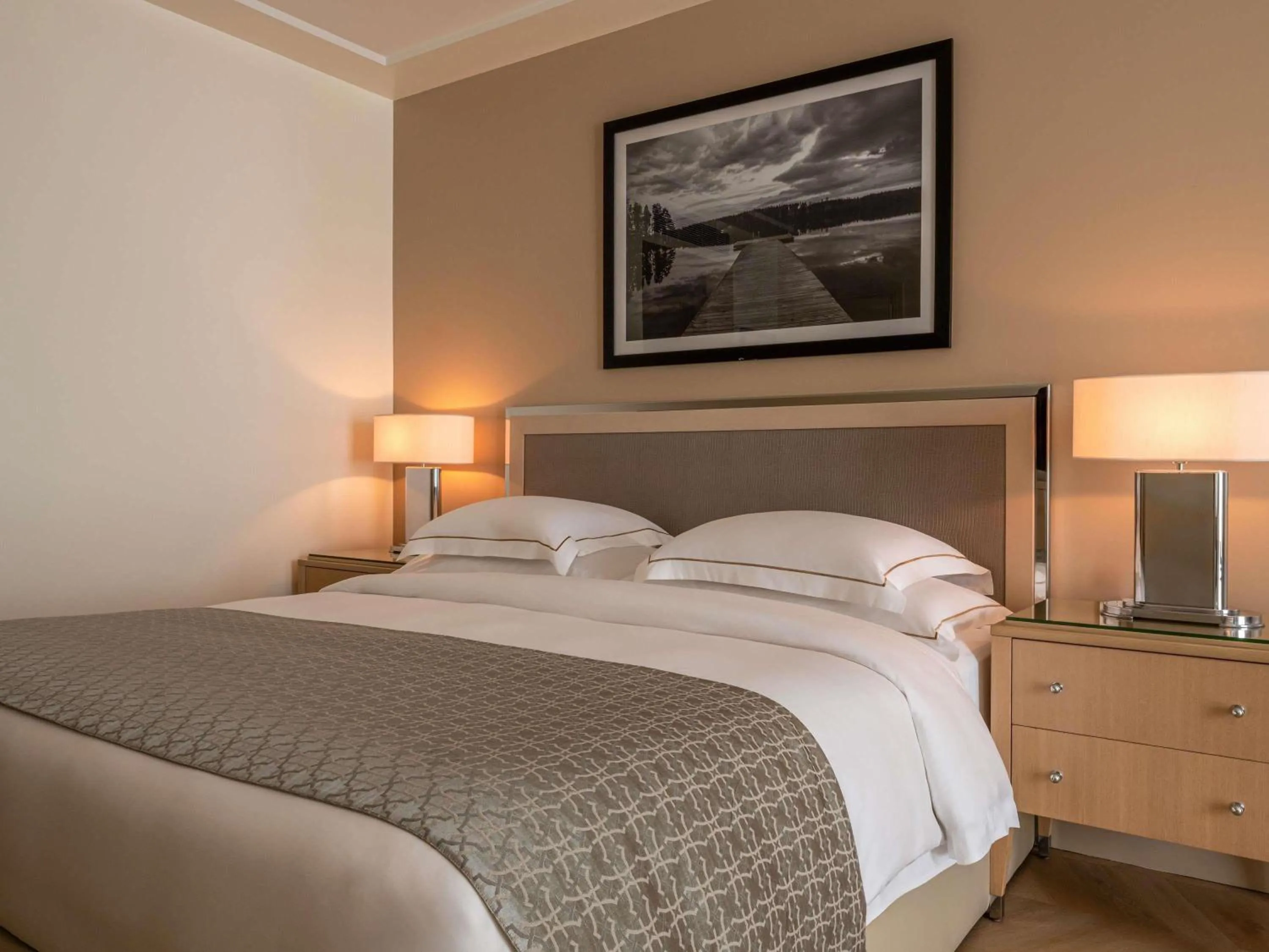 Bedroom, Bed in Mövenpick Hotel Beirut