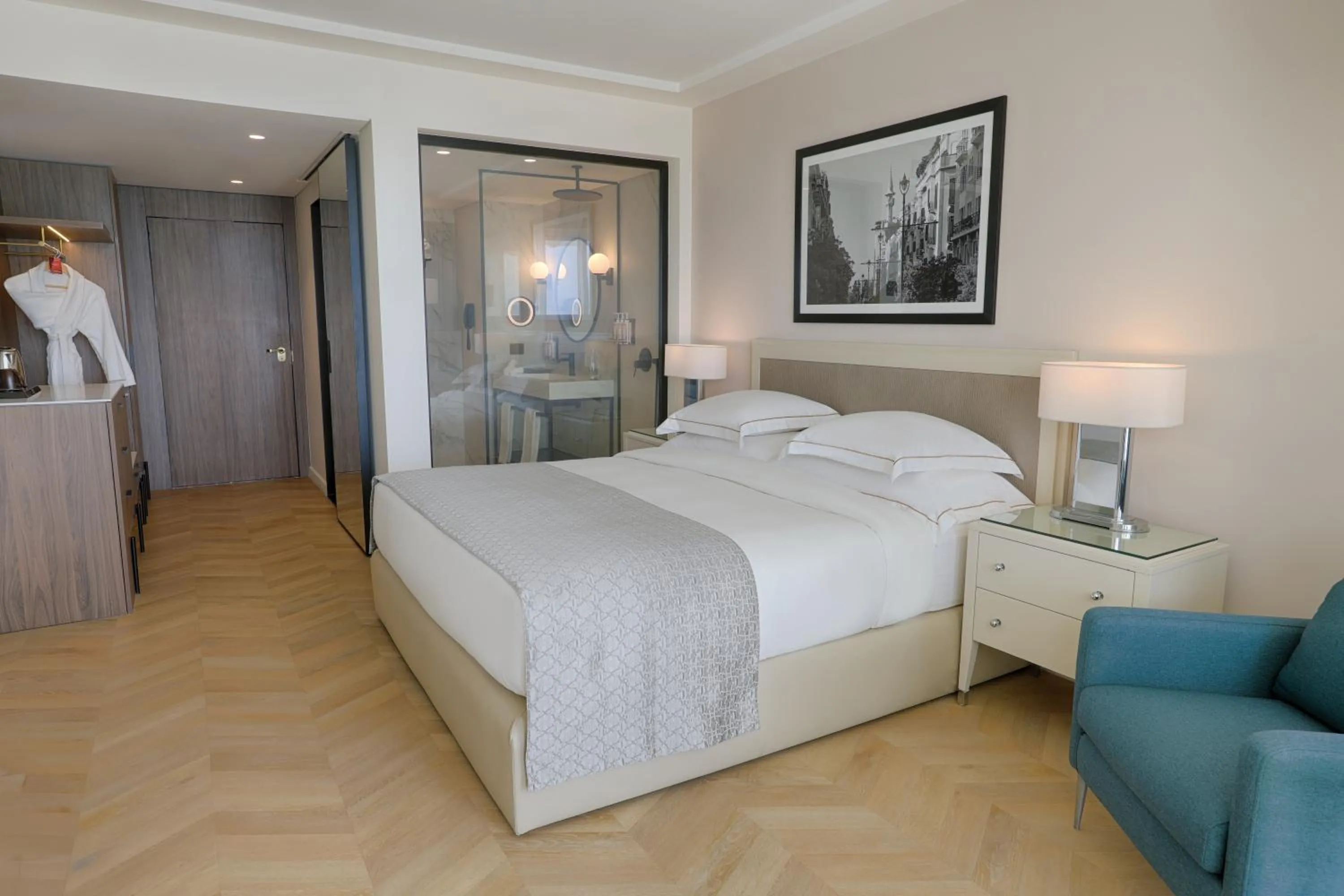 Bedroom, Bed in Mövenpick Hotel Beirut