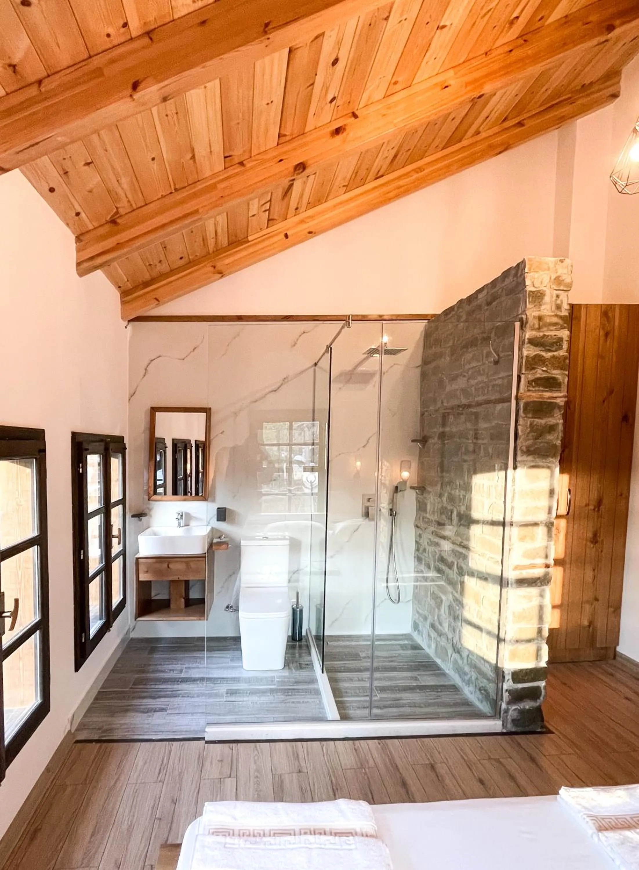 Bathroom, Bed in Amalia Hotel