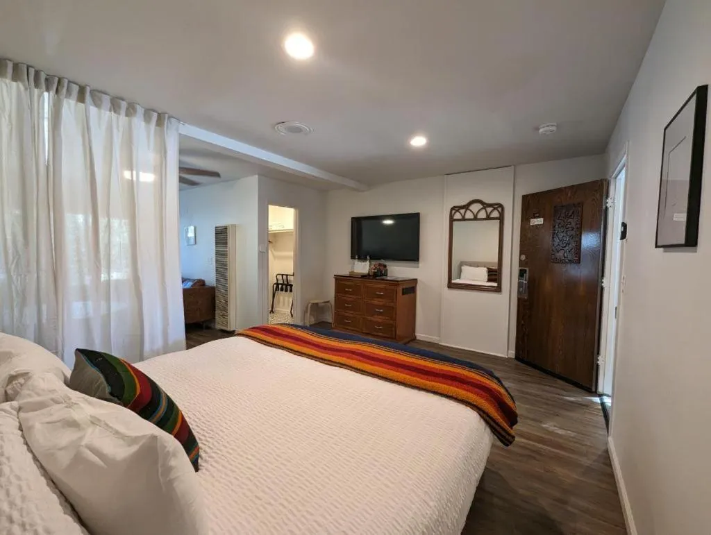 Bed in Sierra Blue Hotel & Swim Club