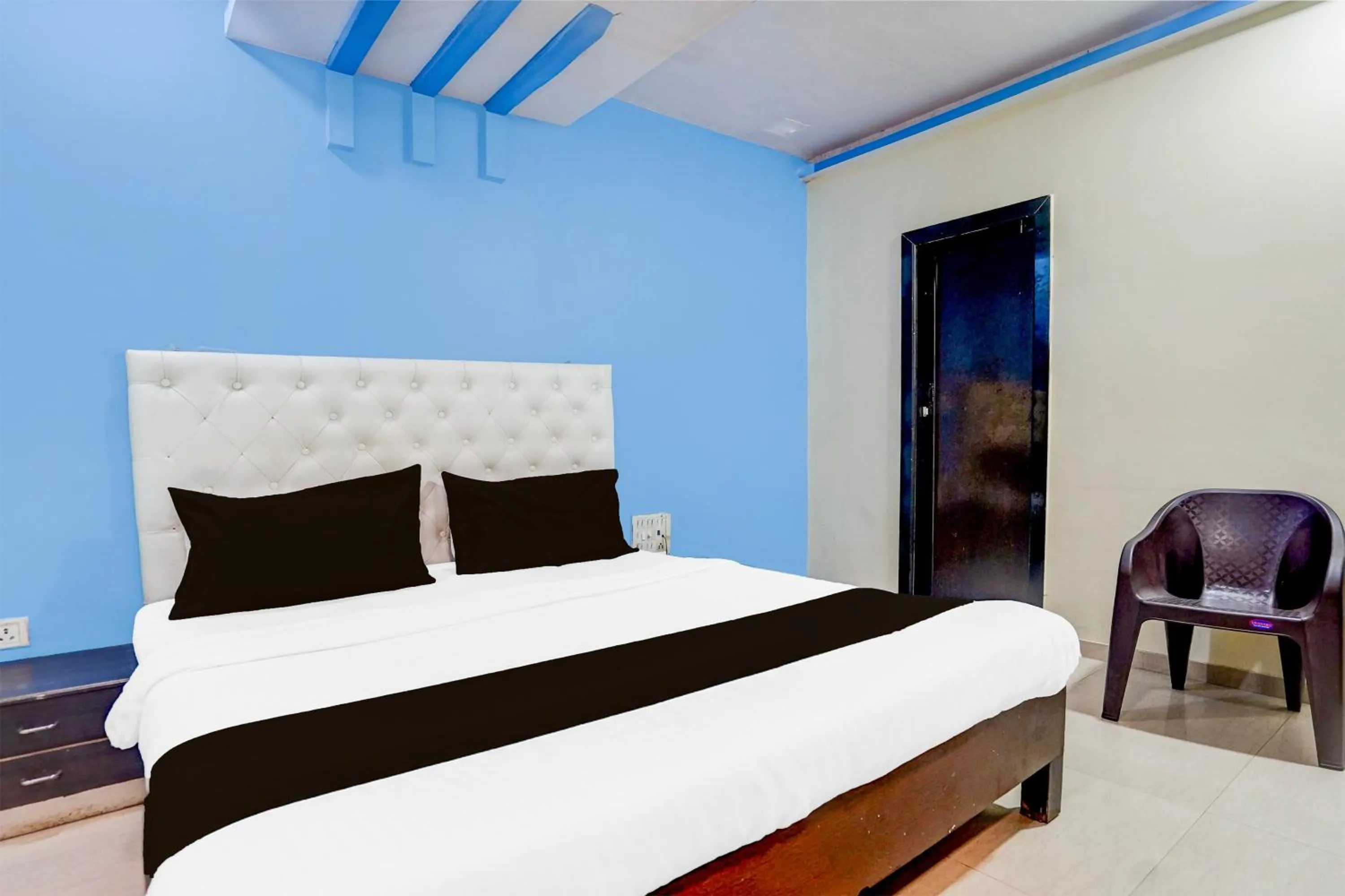 Bedroom, Bed in Hotel O The Om Sai Residency