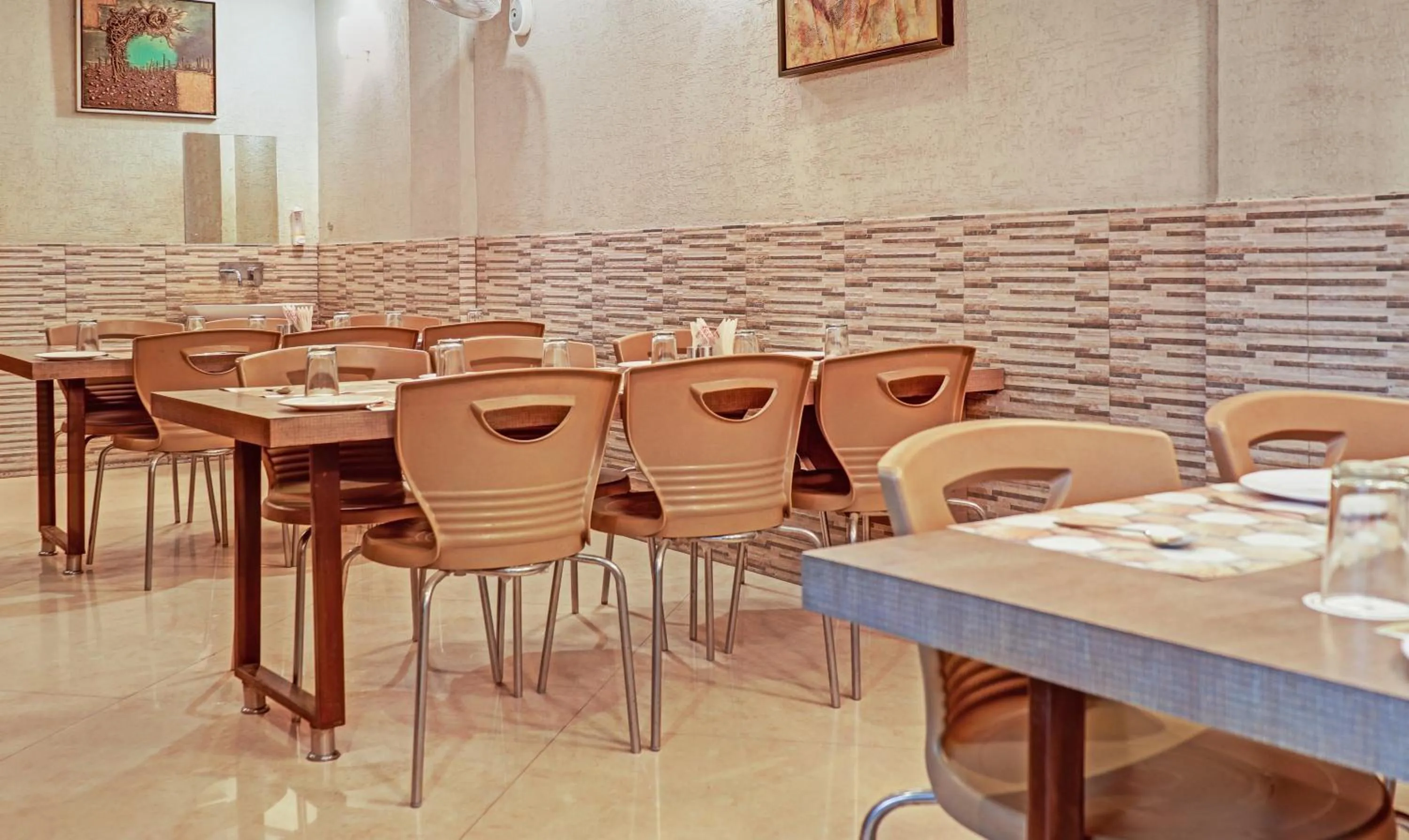 Restaurant/places to eat in Treebo Elite City Upper Bazar