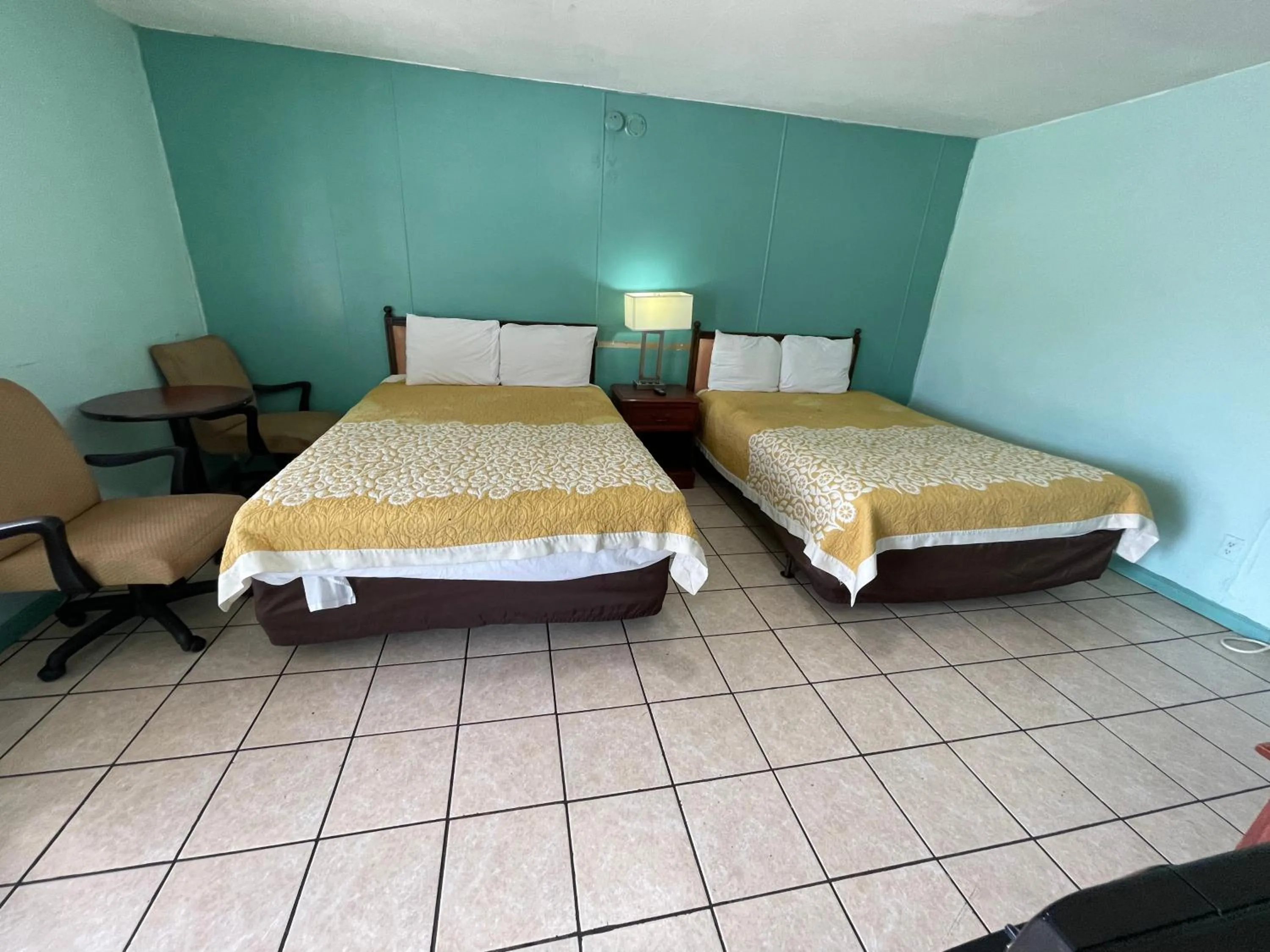 Bed in LAMPLIGHTER INN