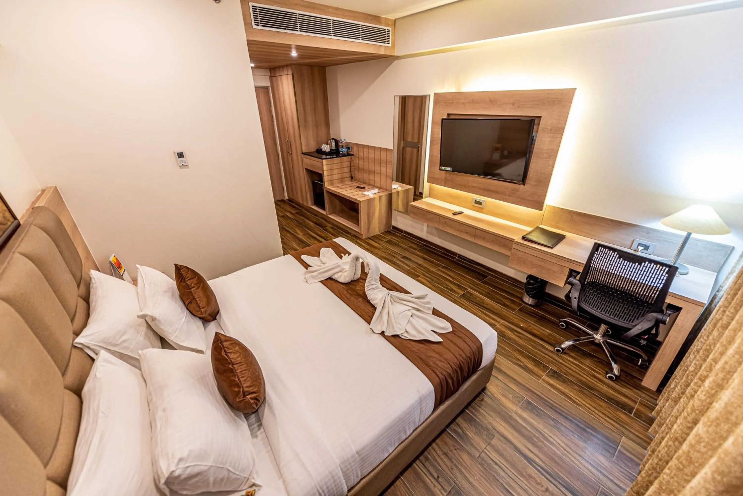 Photo of the whole room, Bed in The Elite Lucknow Convention Hotel