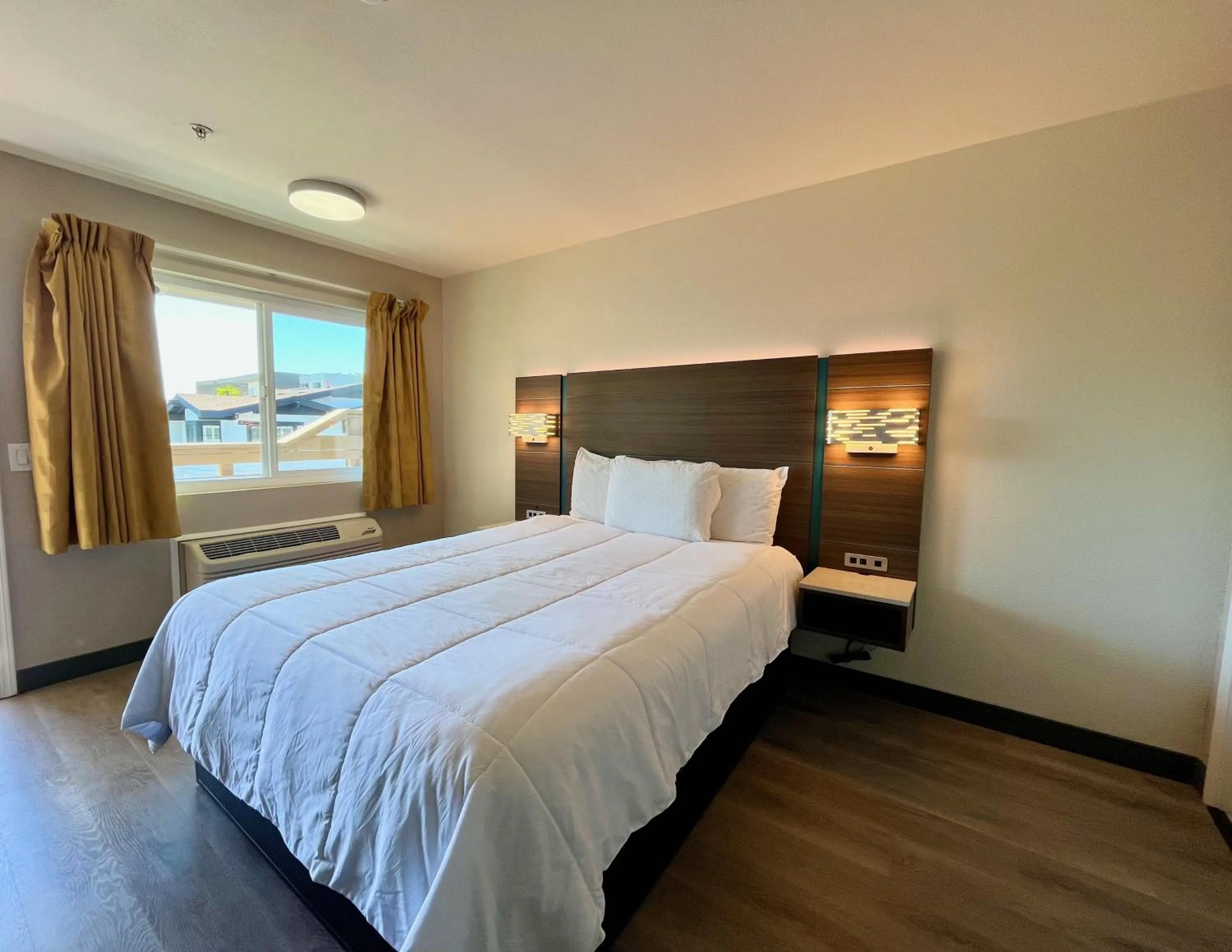 Bed in Mission Inn San Luis Obispo