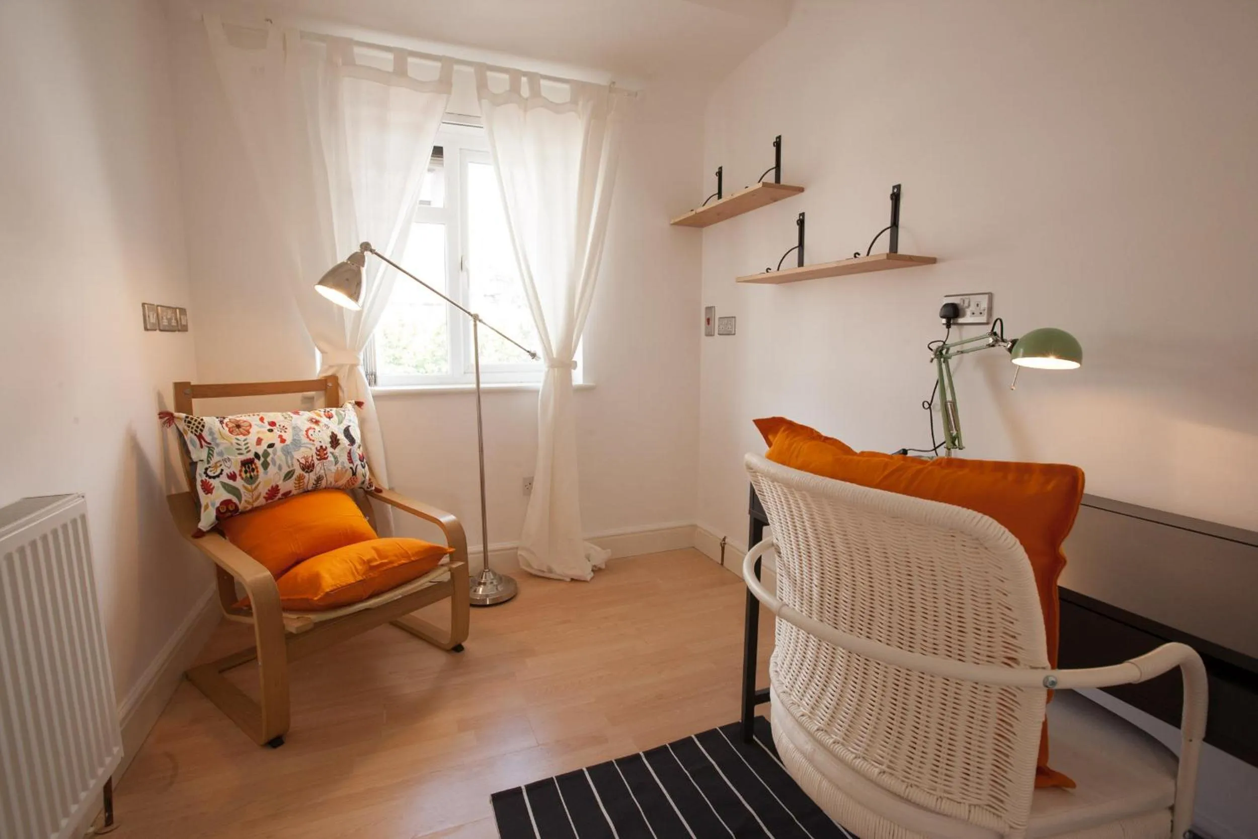 Seating area in Tooting Rooms & Studio by PrimeCityHosts