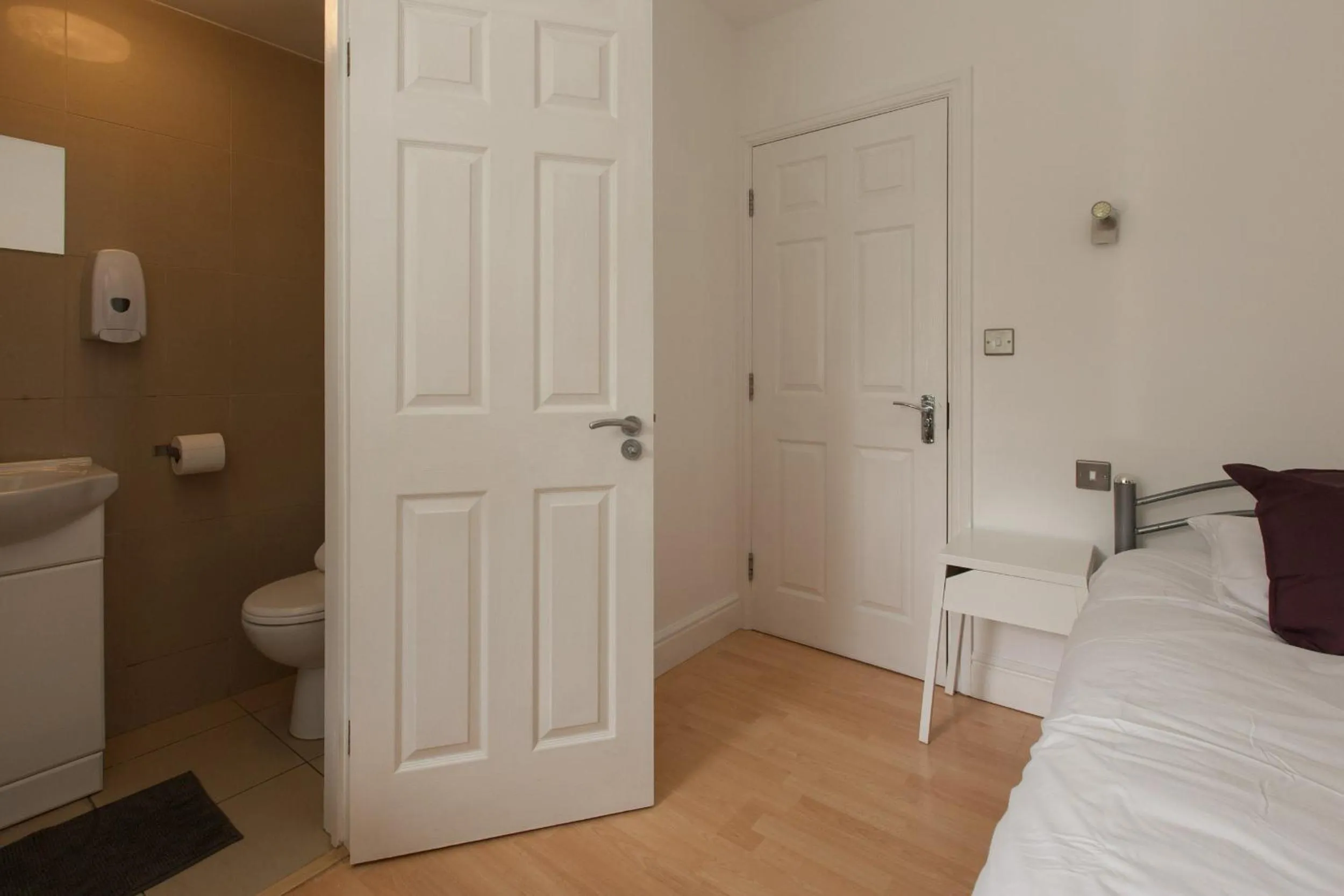 Bathroom, Bed in Tooting Rooms & Studio by PrimeCityHosts