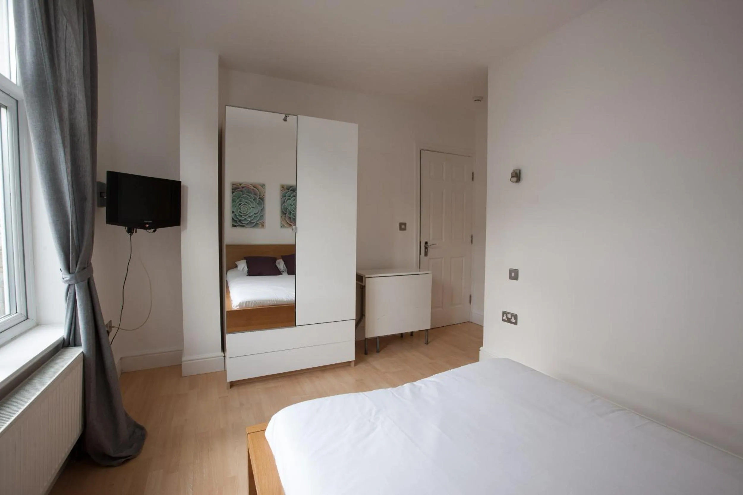 Bedroom, Bed in Tooting Rooms & Studio by PrimeCityHosts