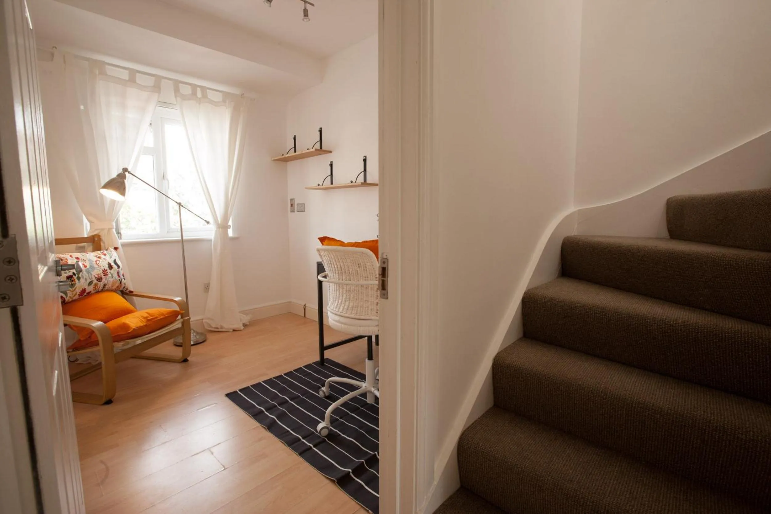 Seating area in Tooting Rooms & Studio by PrimeCityHosts