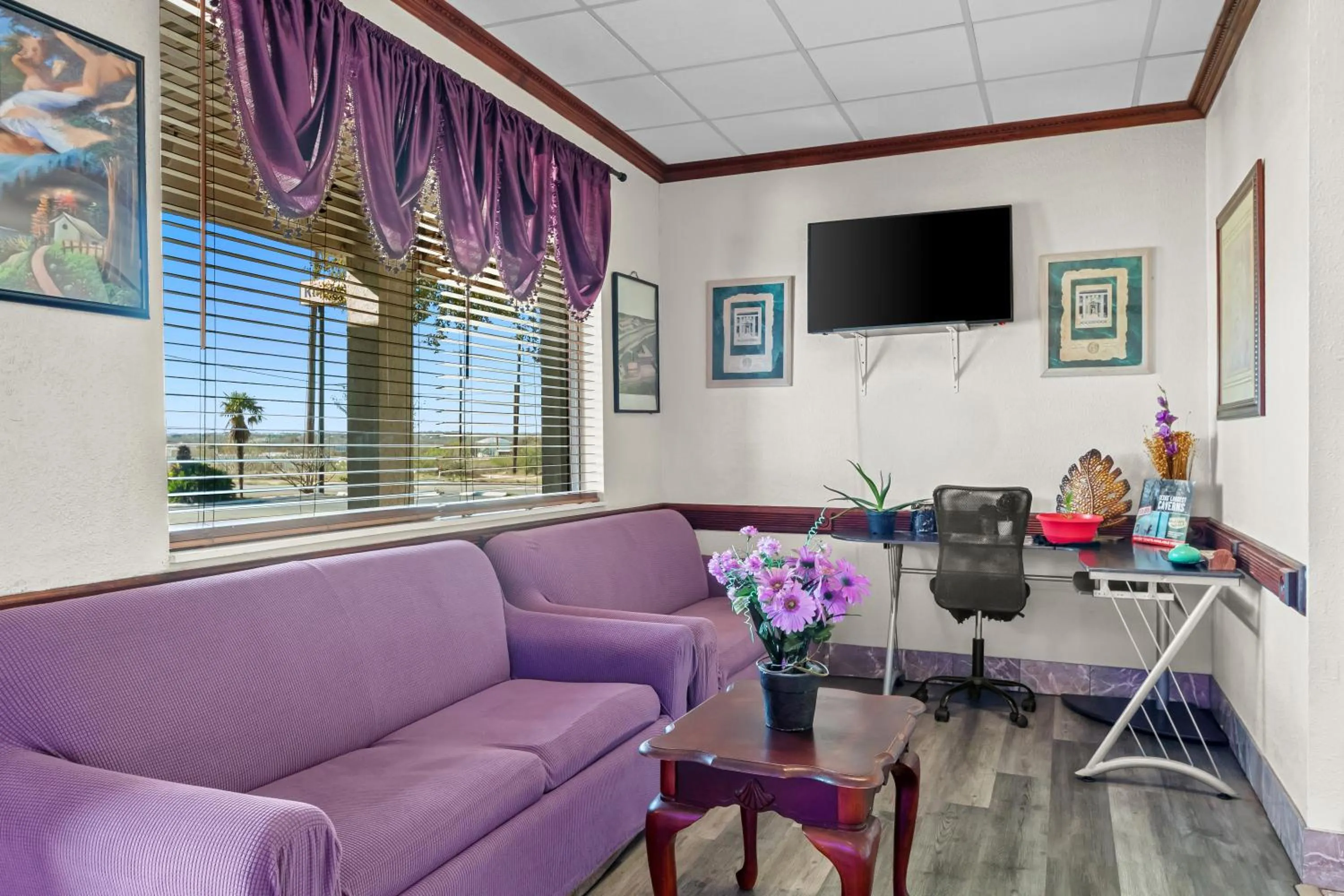 Communal lounge/ TV room in Knights Inn San Antonio near Frost Bank Center