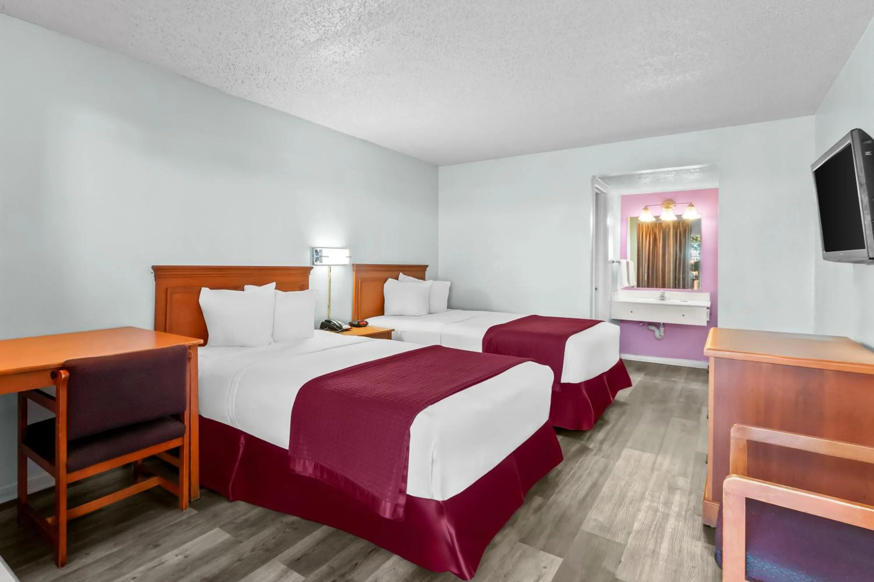 Bed in Knights Inn San Antonio near Frost Bank Center