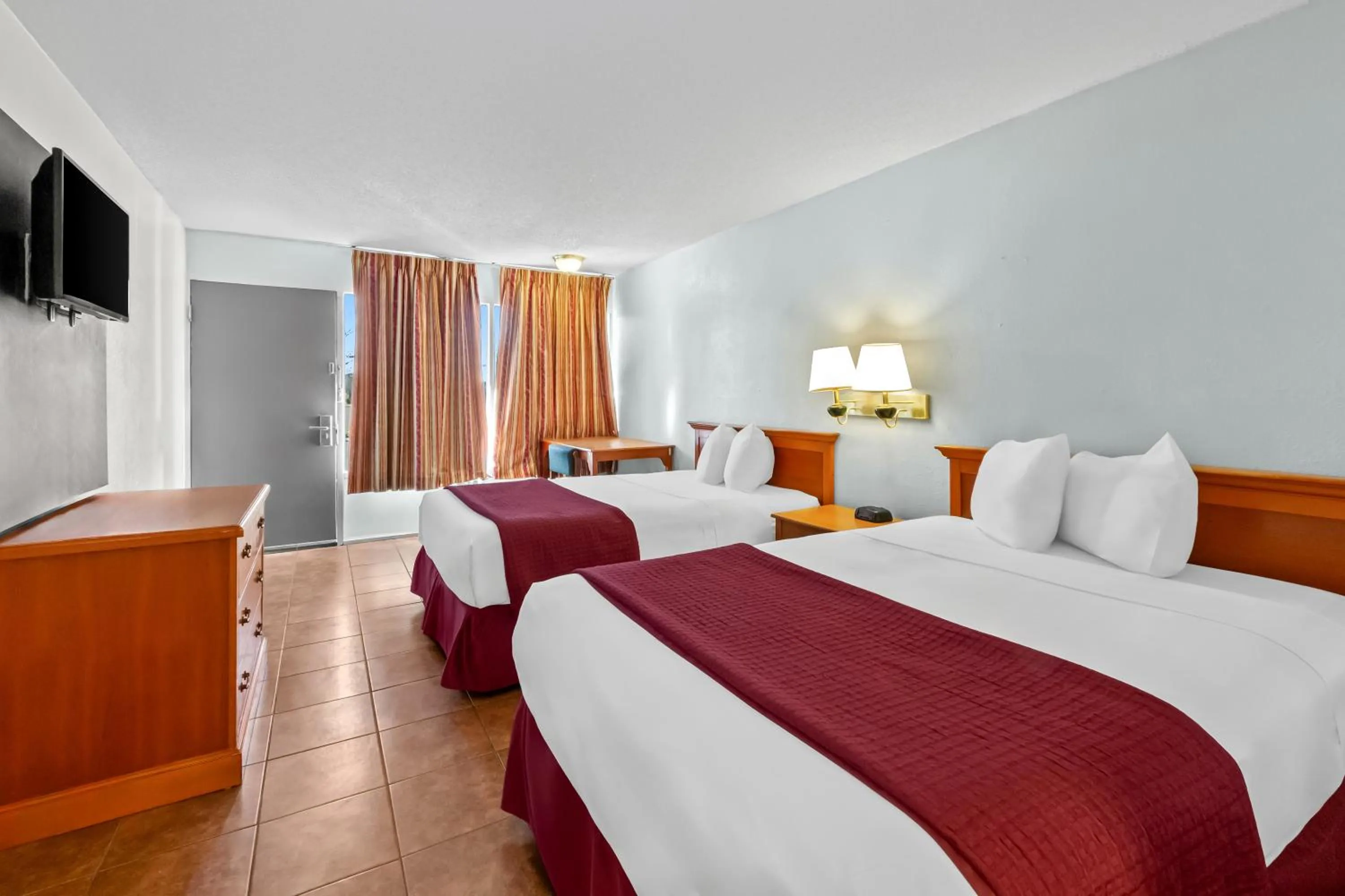 Communal lounge/ TV room, Bed in Knights Inn San Antonio near Frost Bank Center