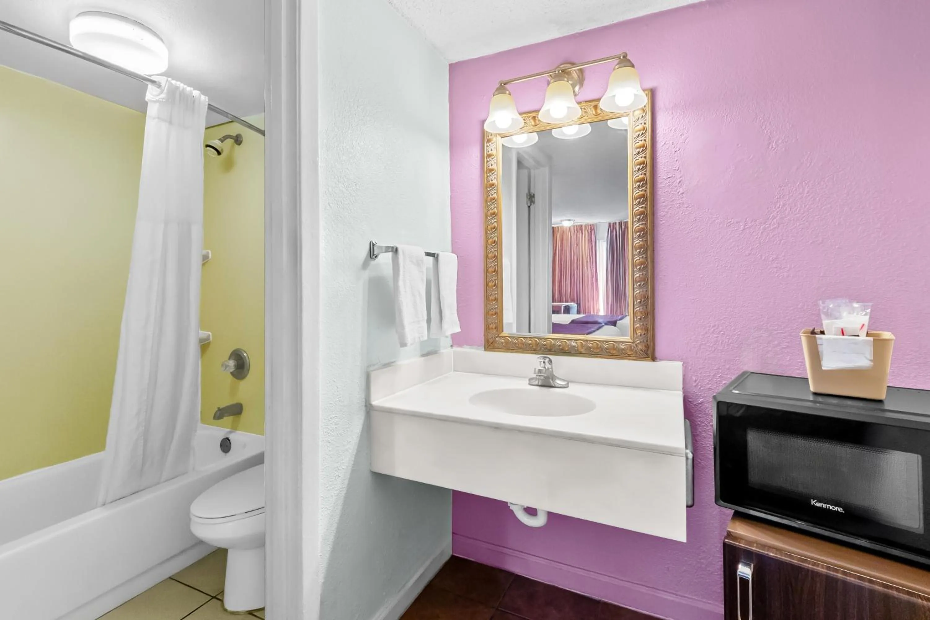 Shower in Knights Inn San Antonio near Frost Bank Center