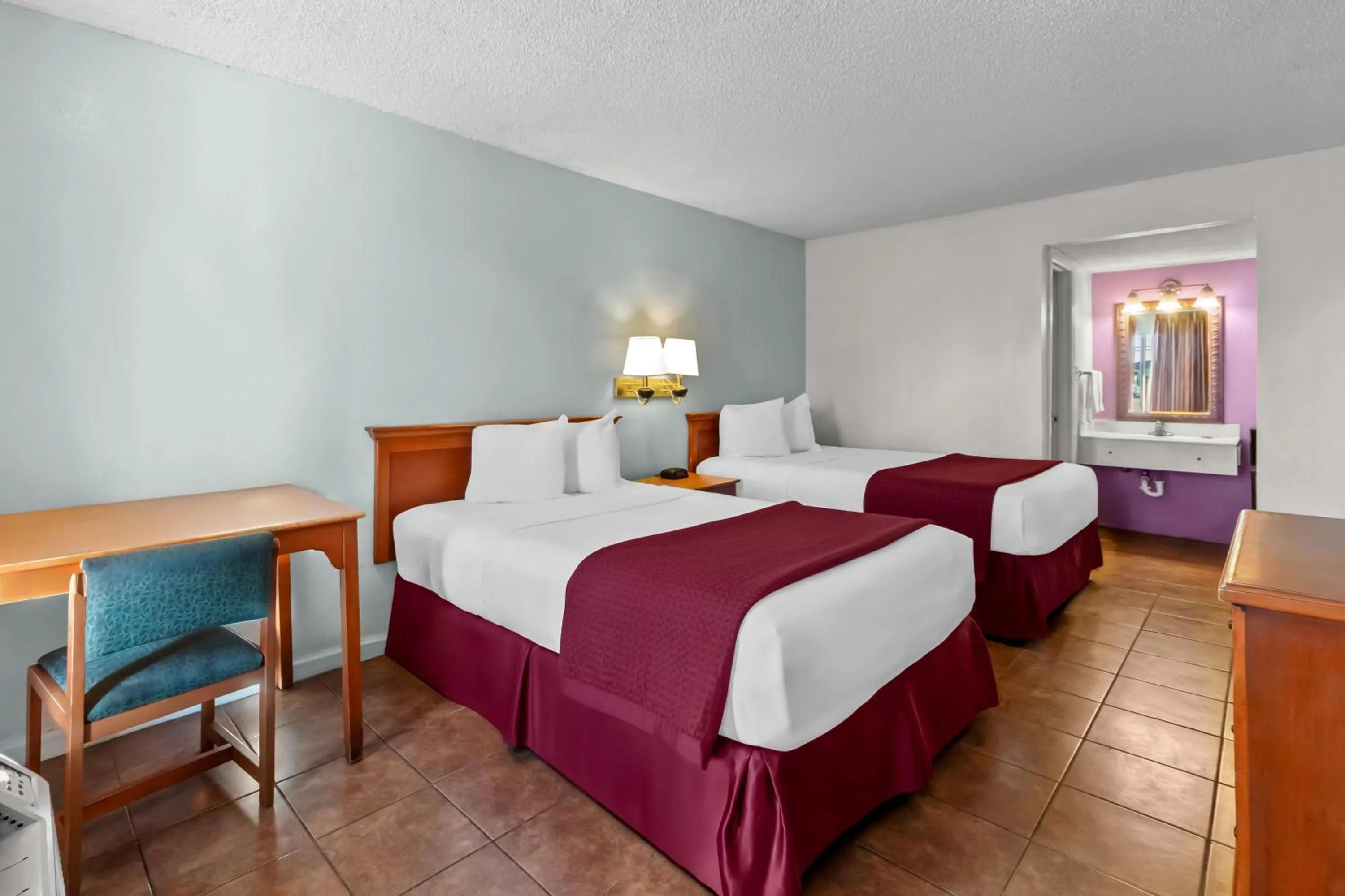 Bed in Knights Inn San Antonio near Frost Bank Center