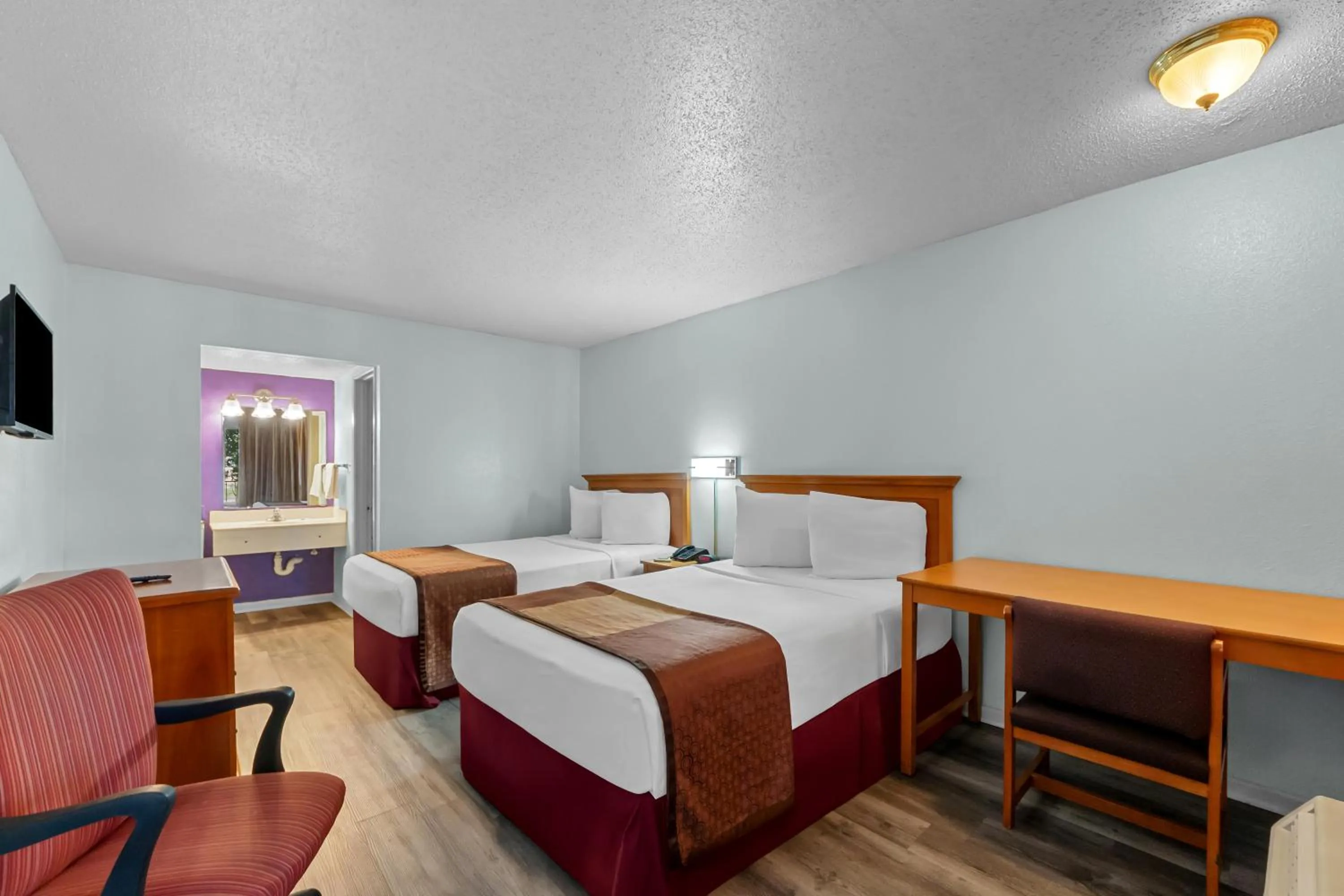 Bed in Knights Inn San Antonio near Frost Bank Center