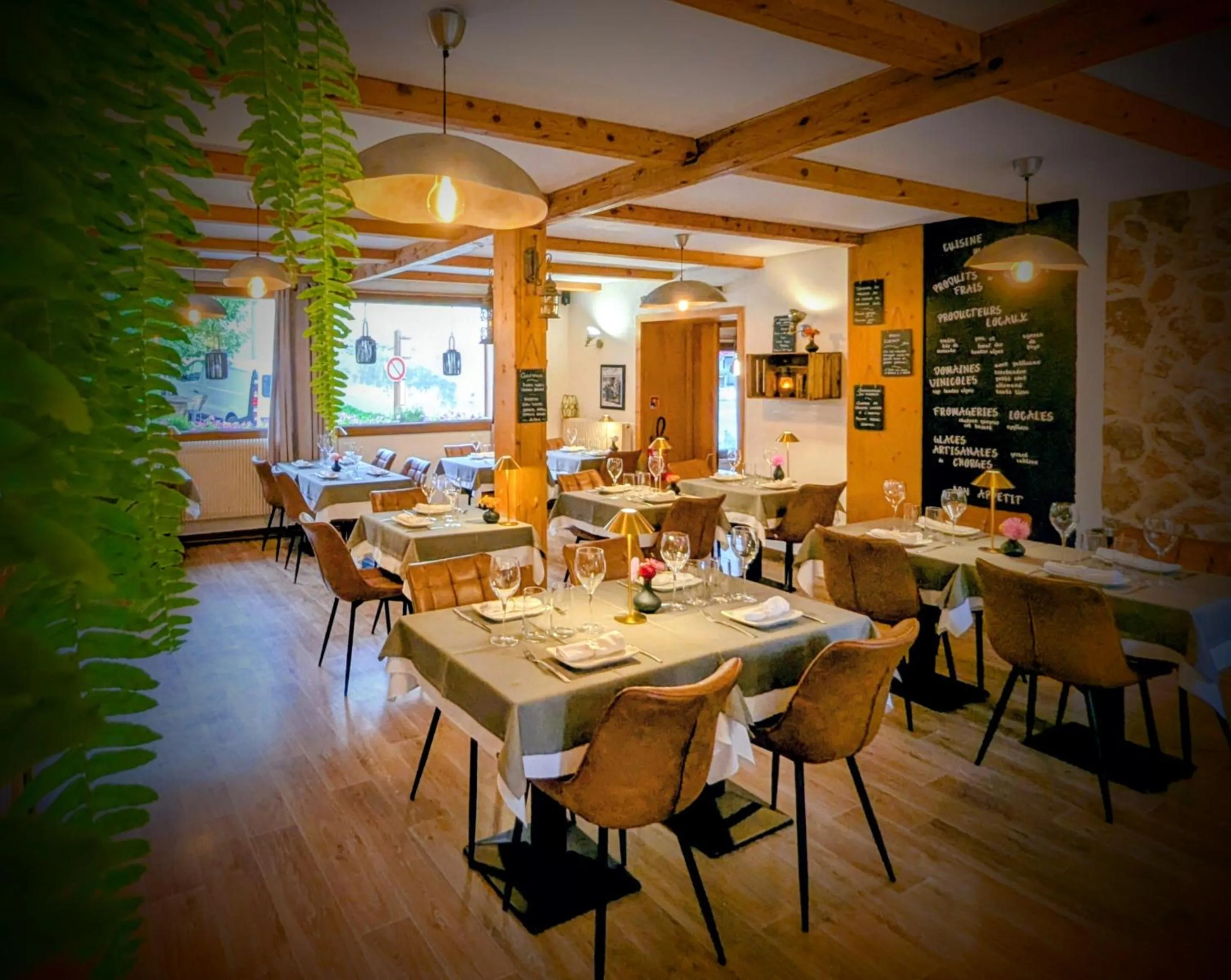 Dining area in Auberge Saint Antoine