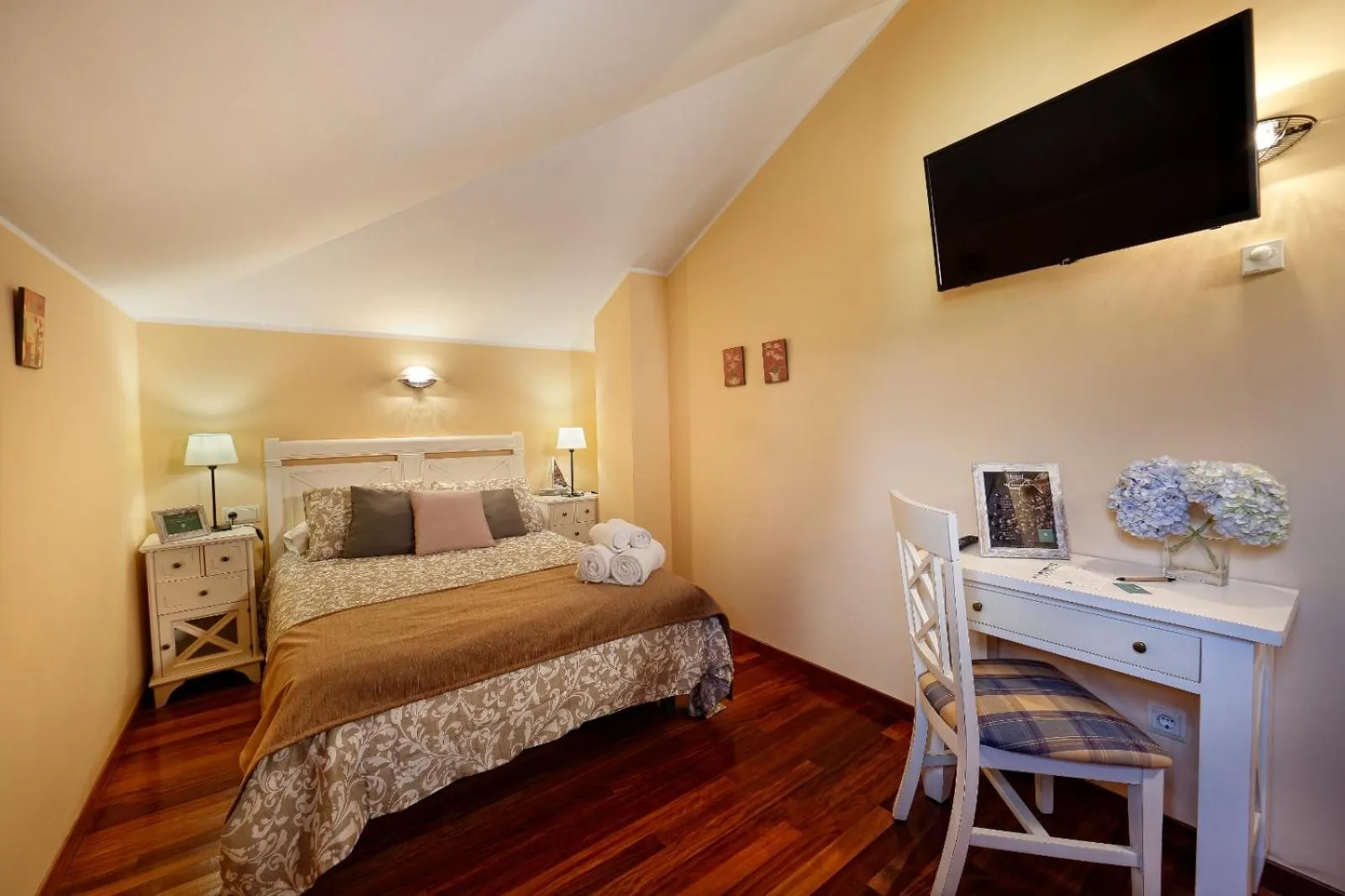 Photo of the whole room in Hotel Rural Montesomao