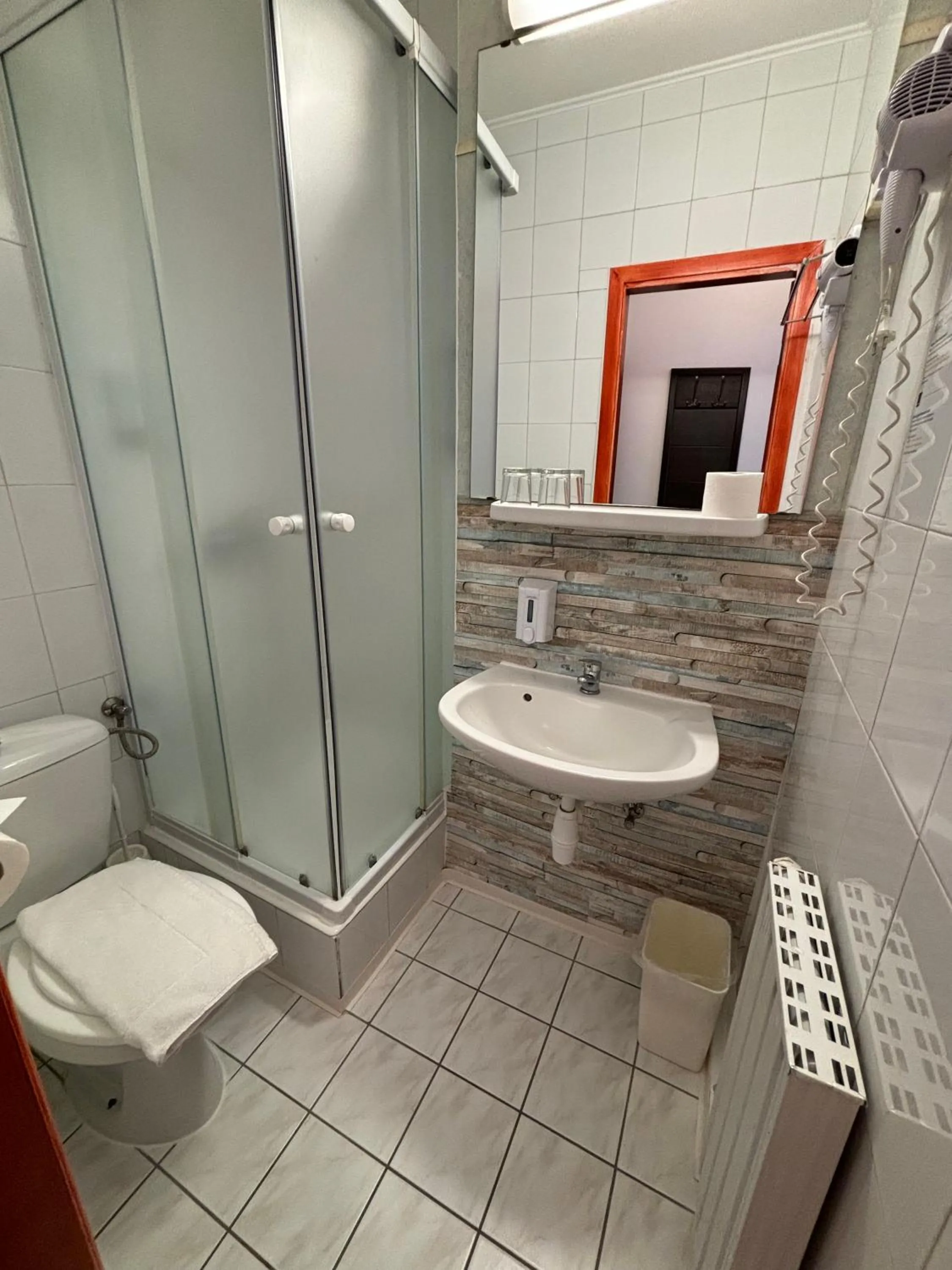 Shower in Hotel Gloria Budapest City Center