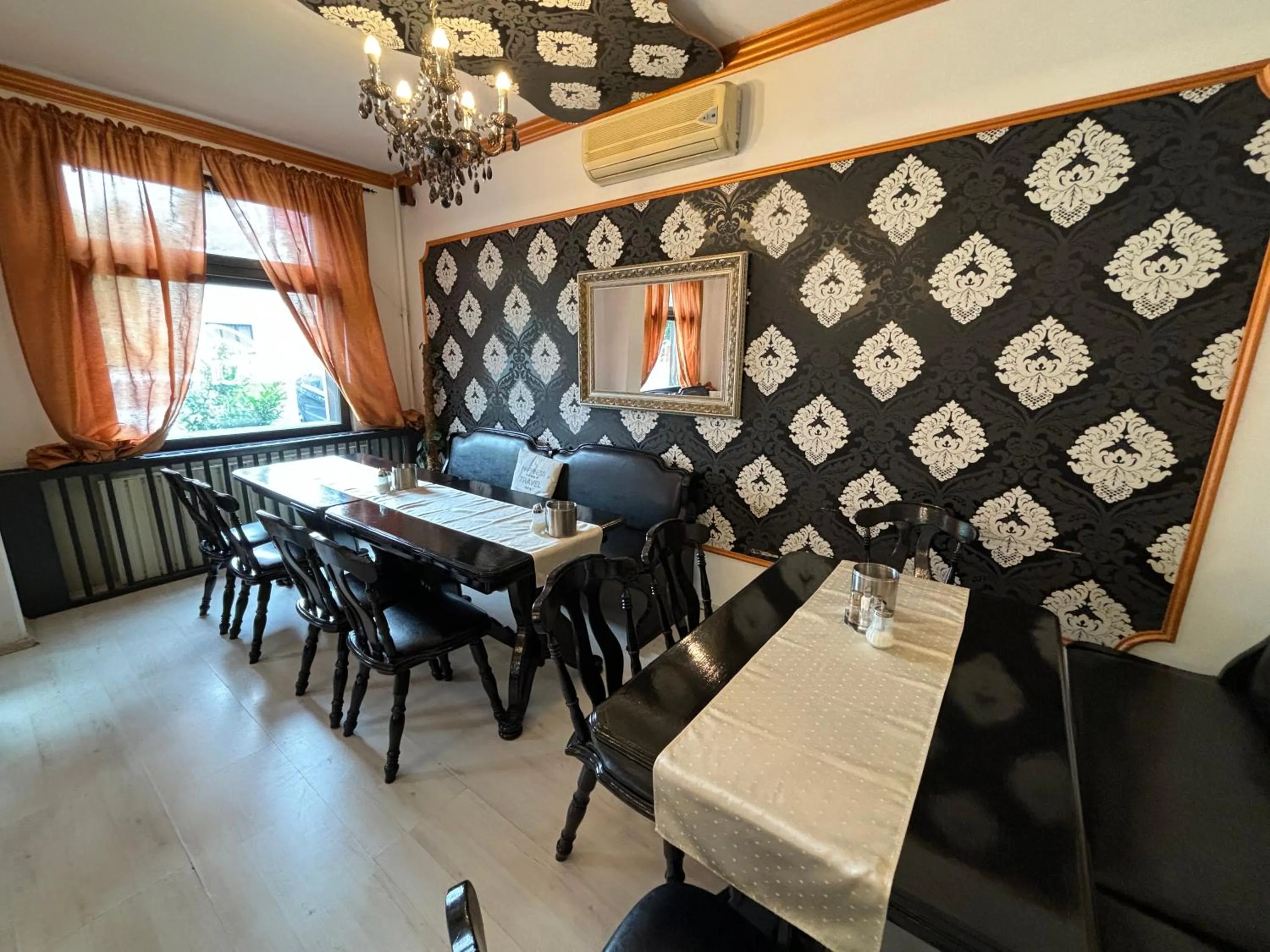 Restaurant/places to eat in Hotel Gloria Budapest City Center