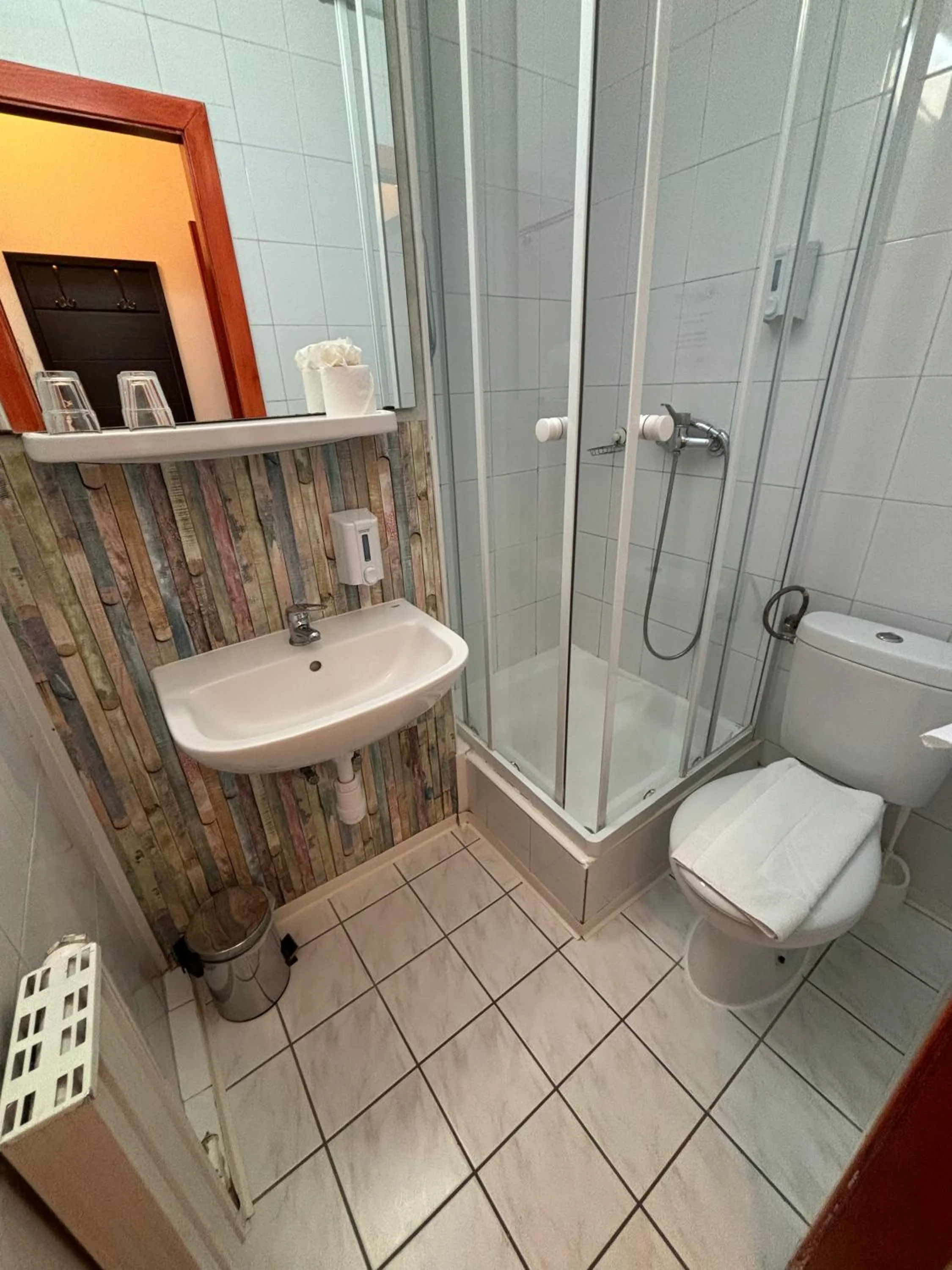 Shower in Hotel Gloria Budapest City Center