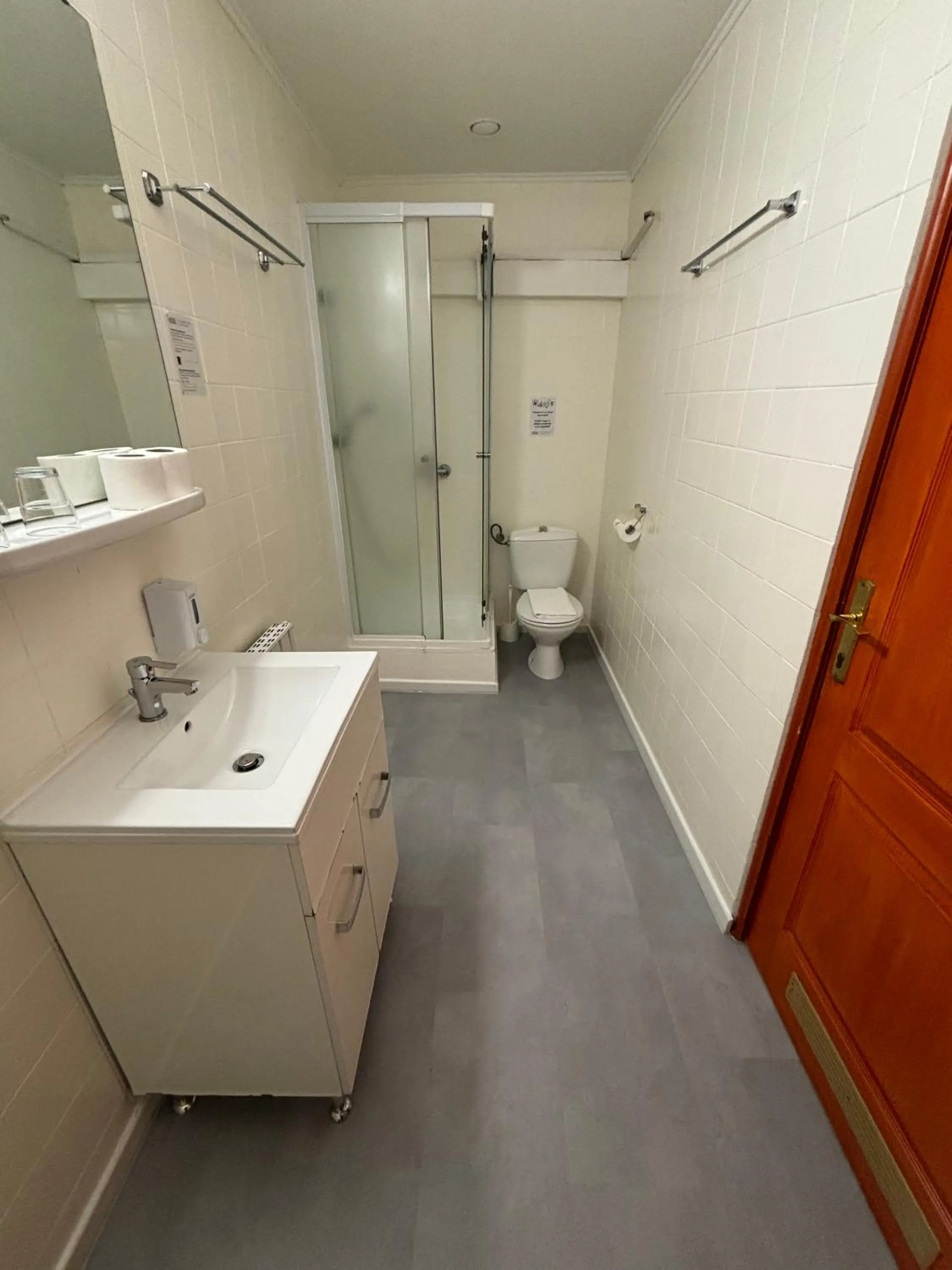 Shower in Hotel Gloria Budapest City Center