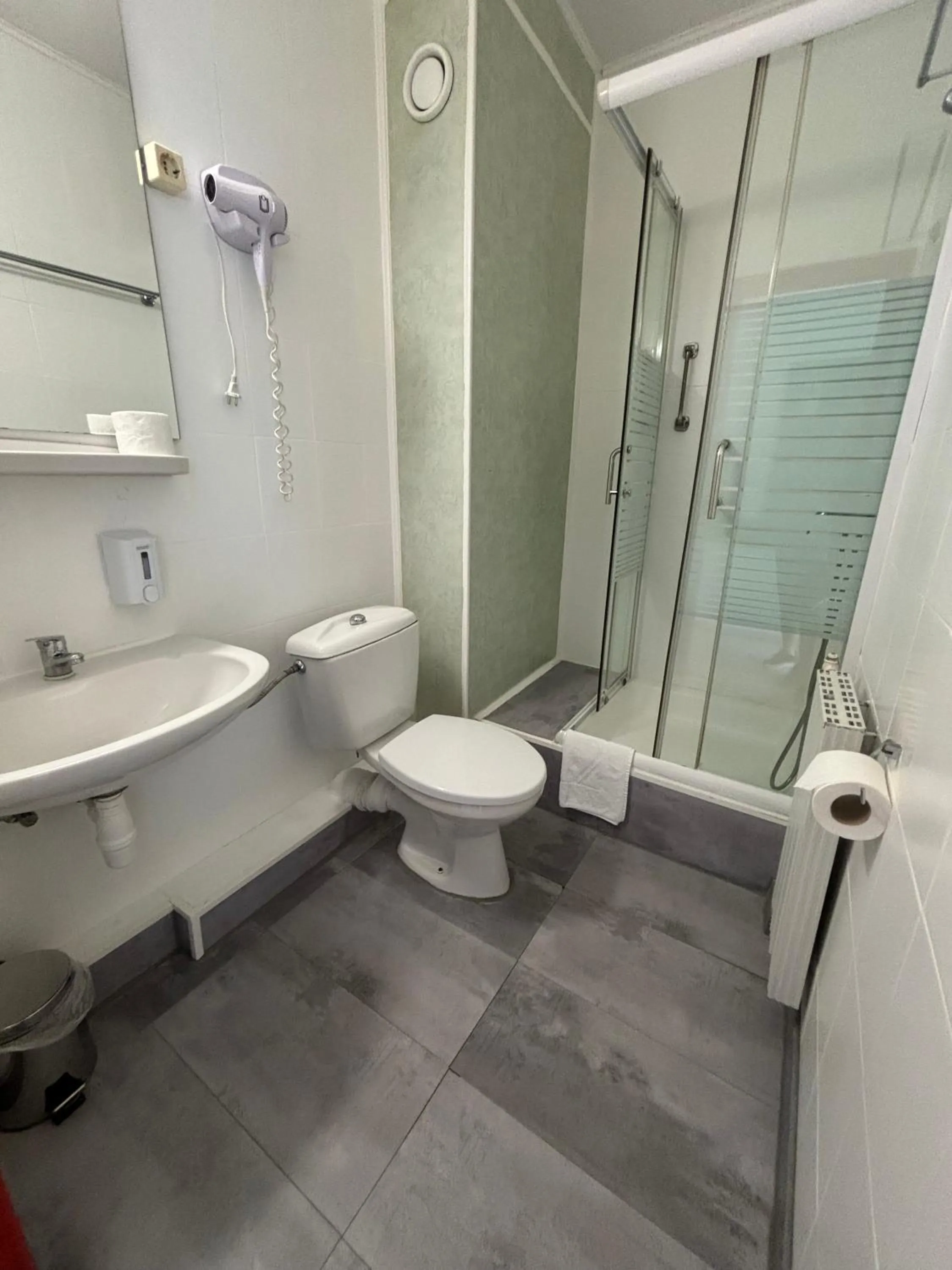 Shower in Hotel Gloria Budapest City Center