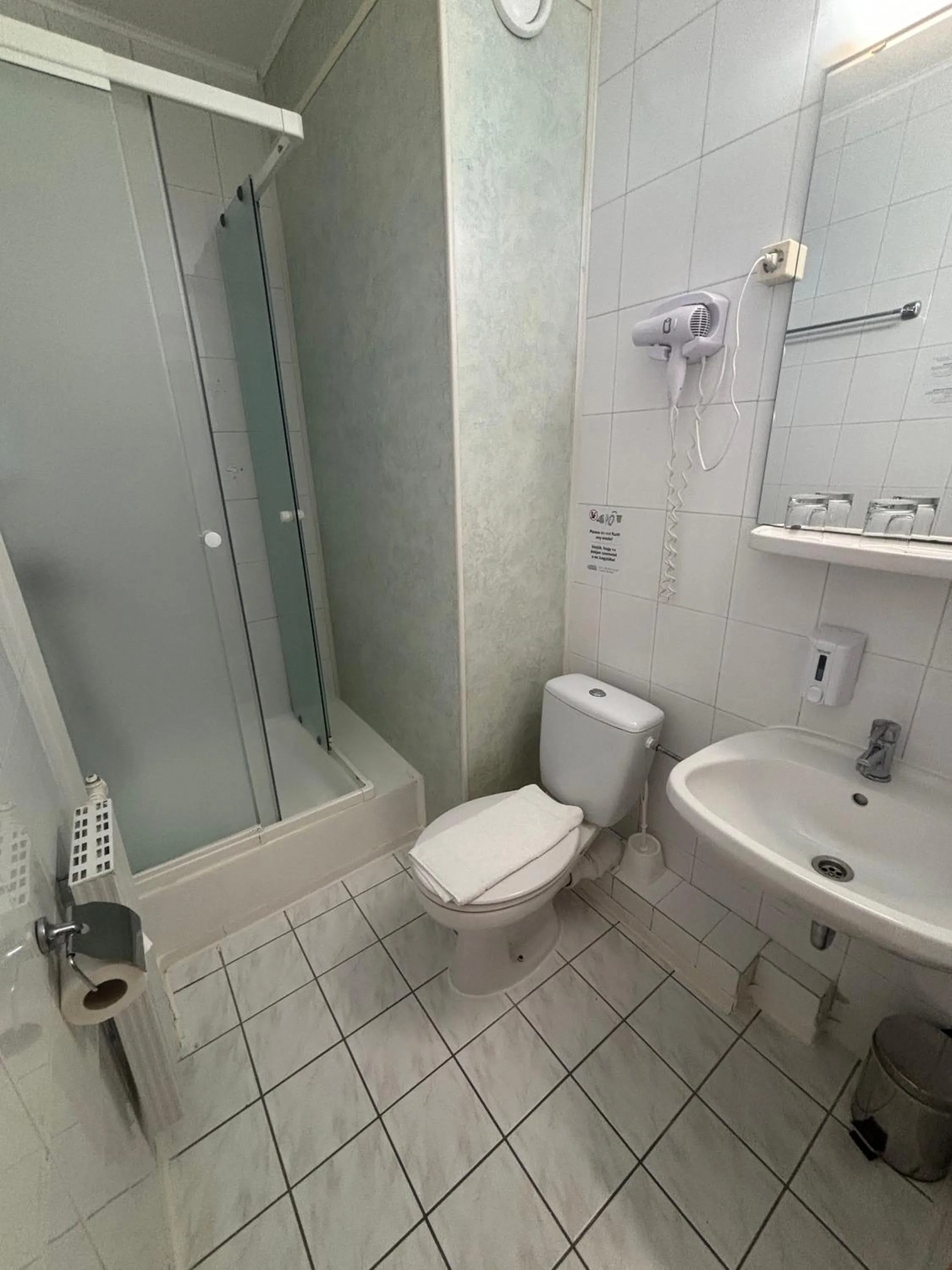 Shower in Hotel Gloria Budapest City Center