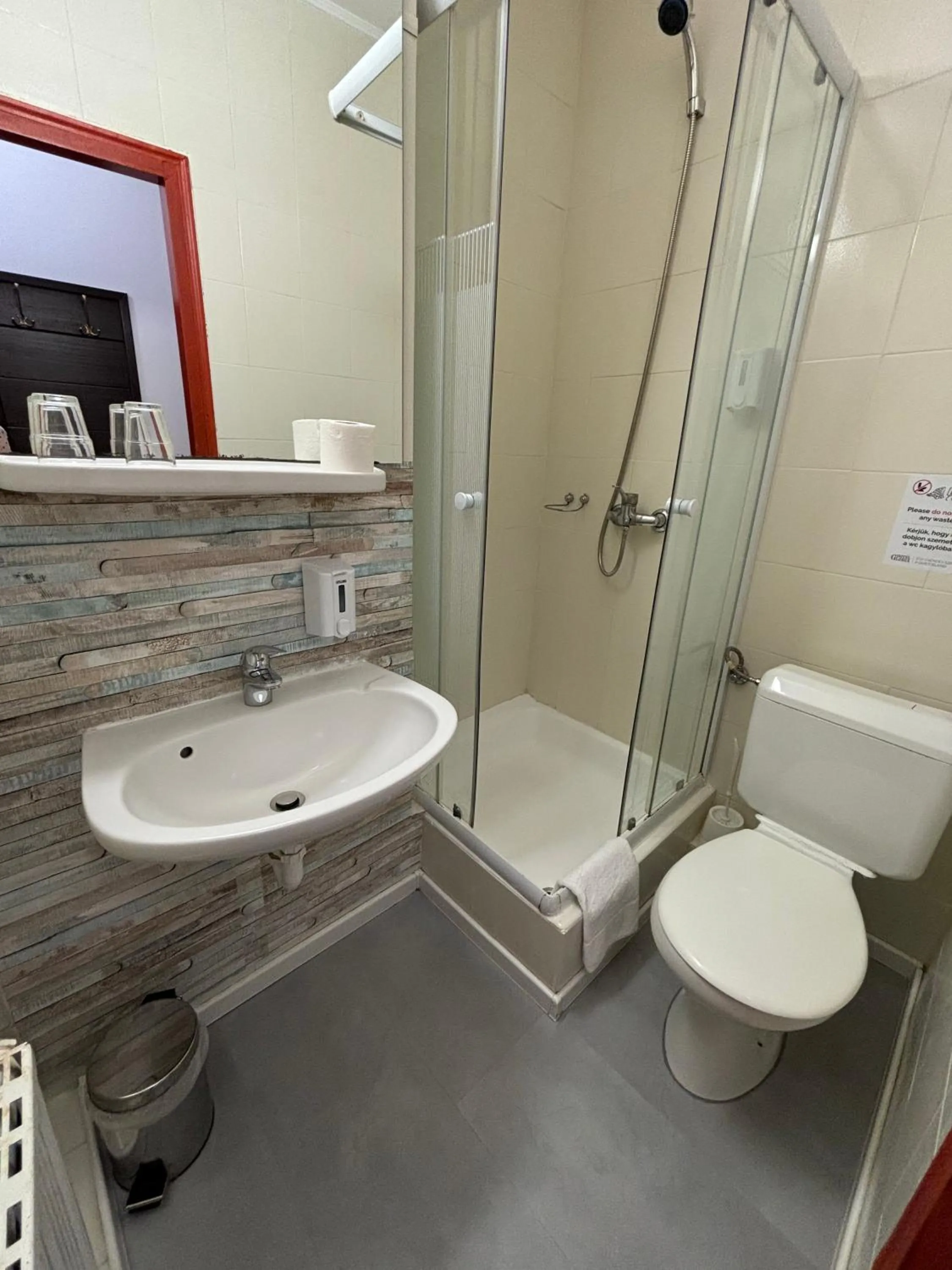 Shower in Hotel Gloria Budapest City Center