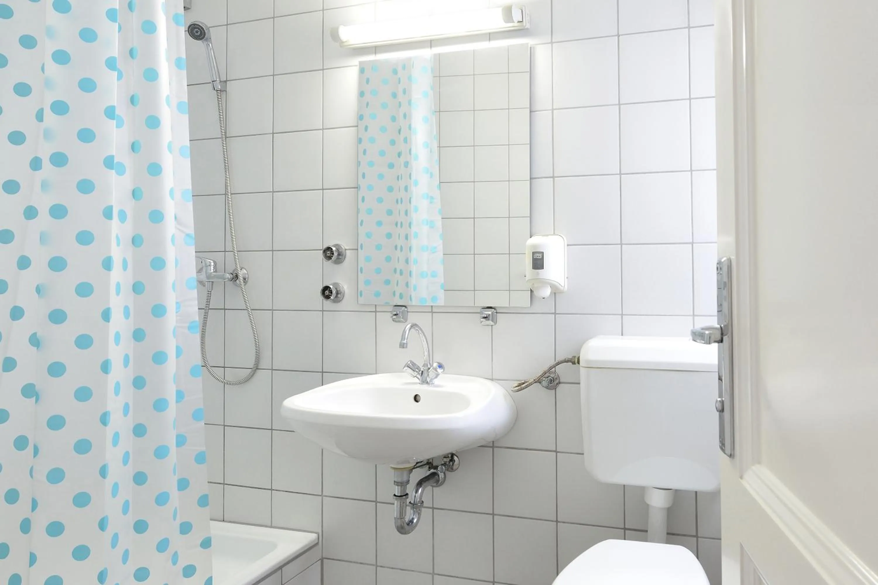 Shower in MP Hostel Budapest