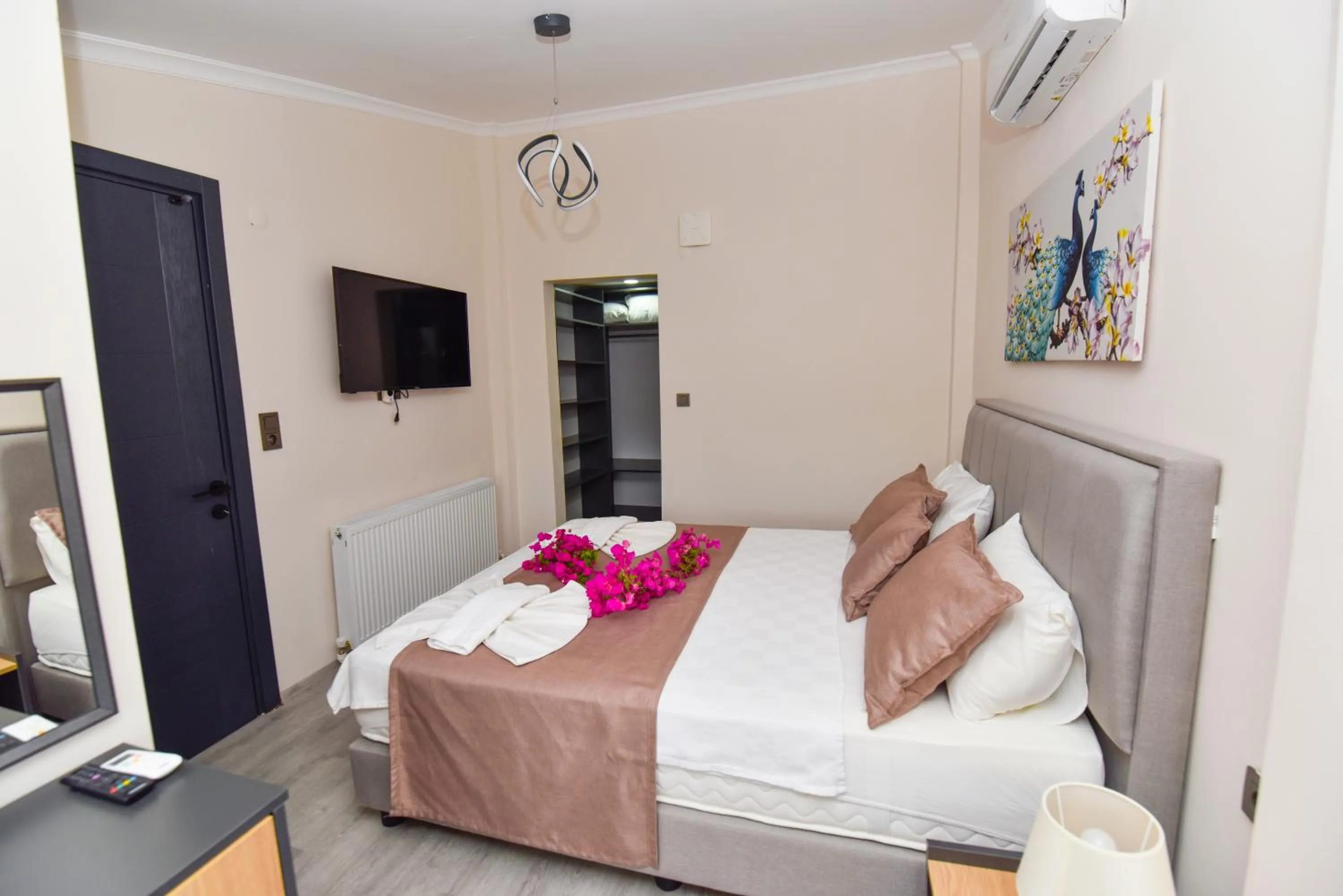 TV and multimedia, Bed in Mykonut Boutique Suites