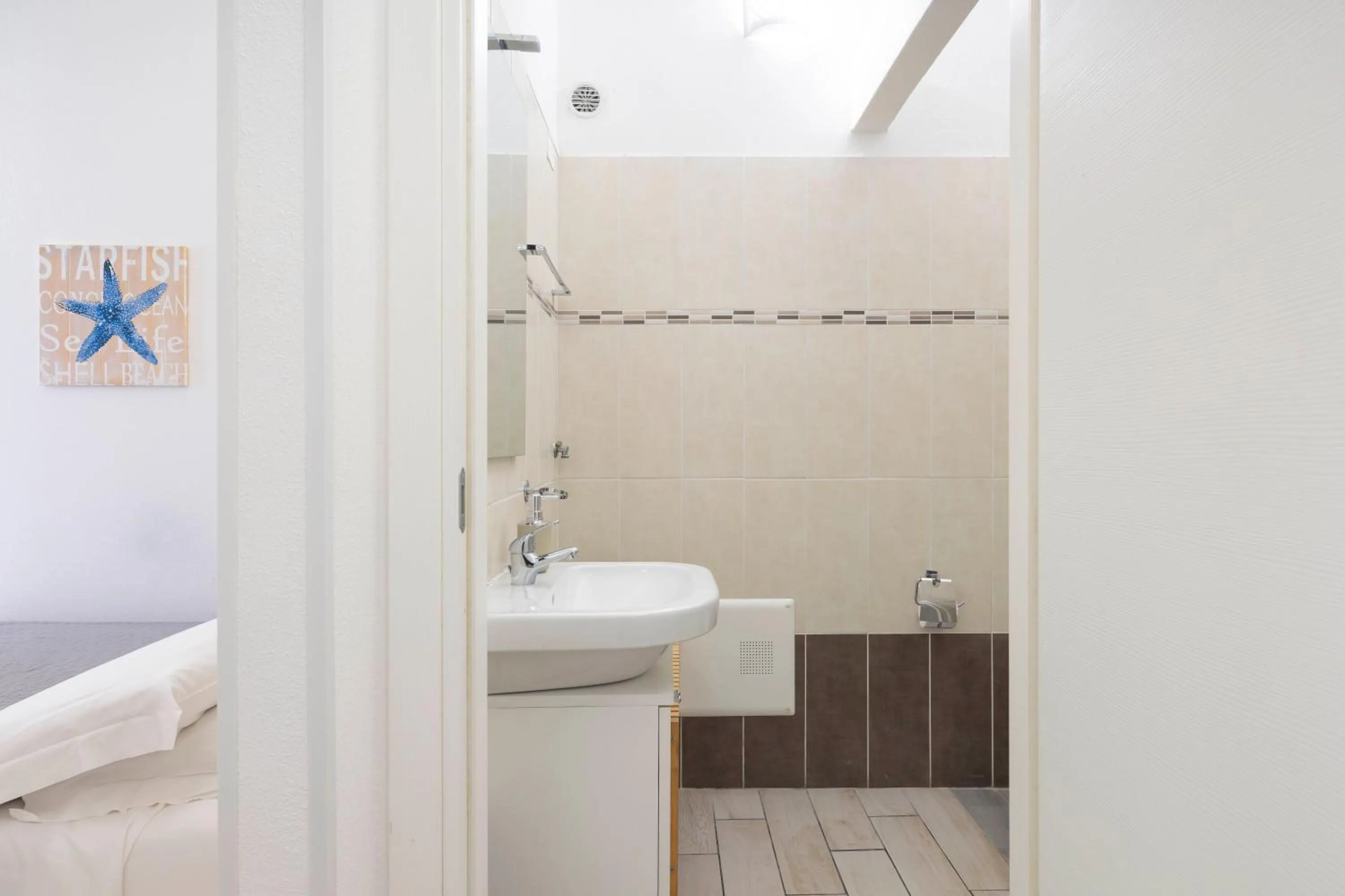 Shower in Approdo Rooms - Eja Sardinia