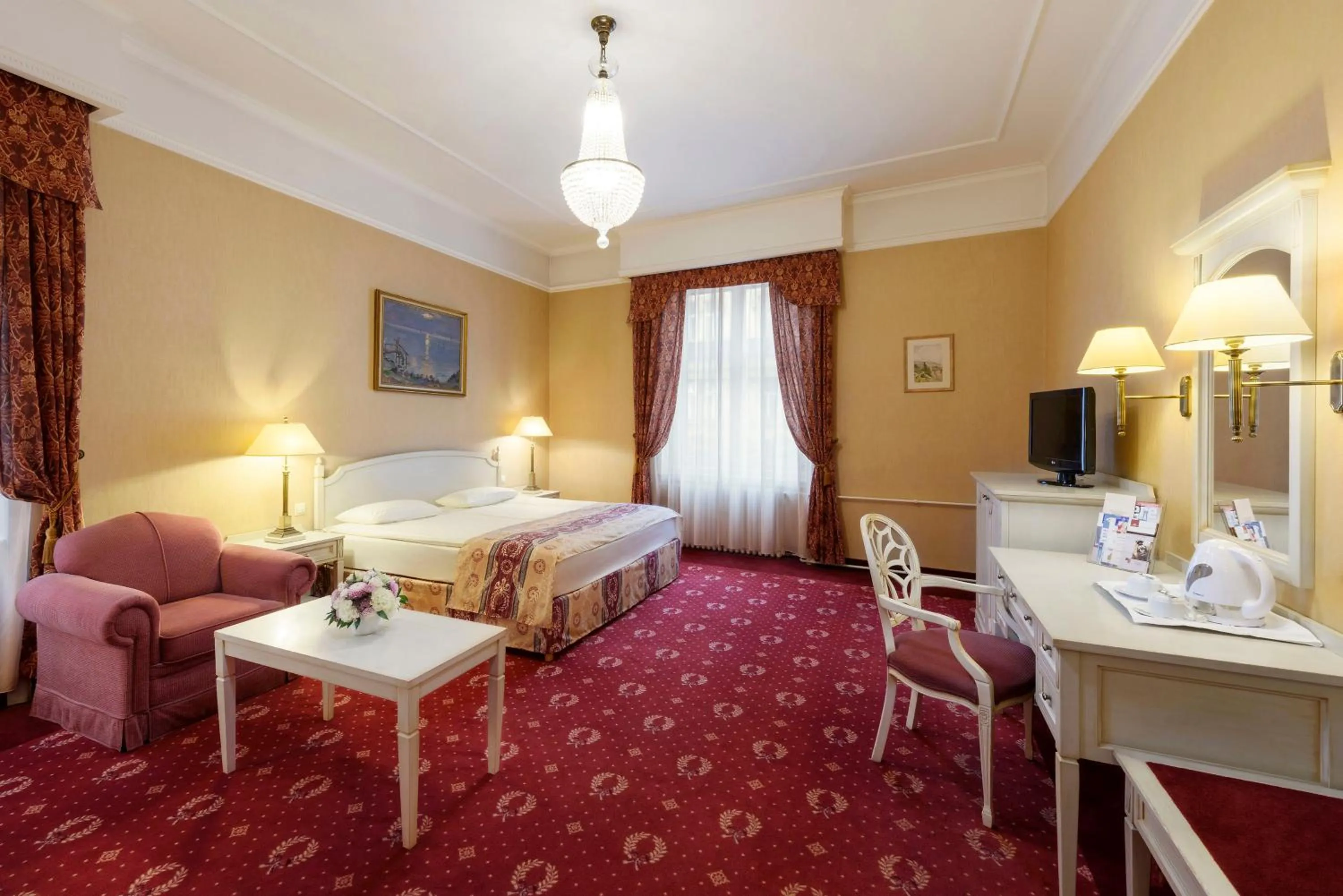 Photo of the whole room, Bed in Danubius Hotel Astoria City Center
