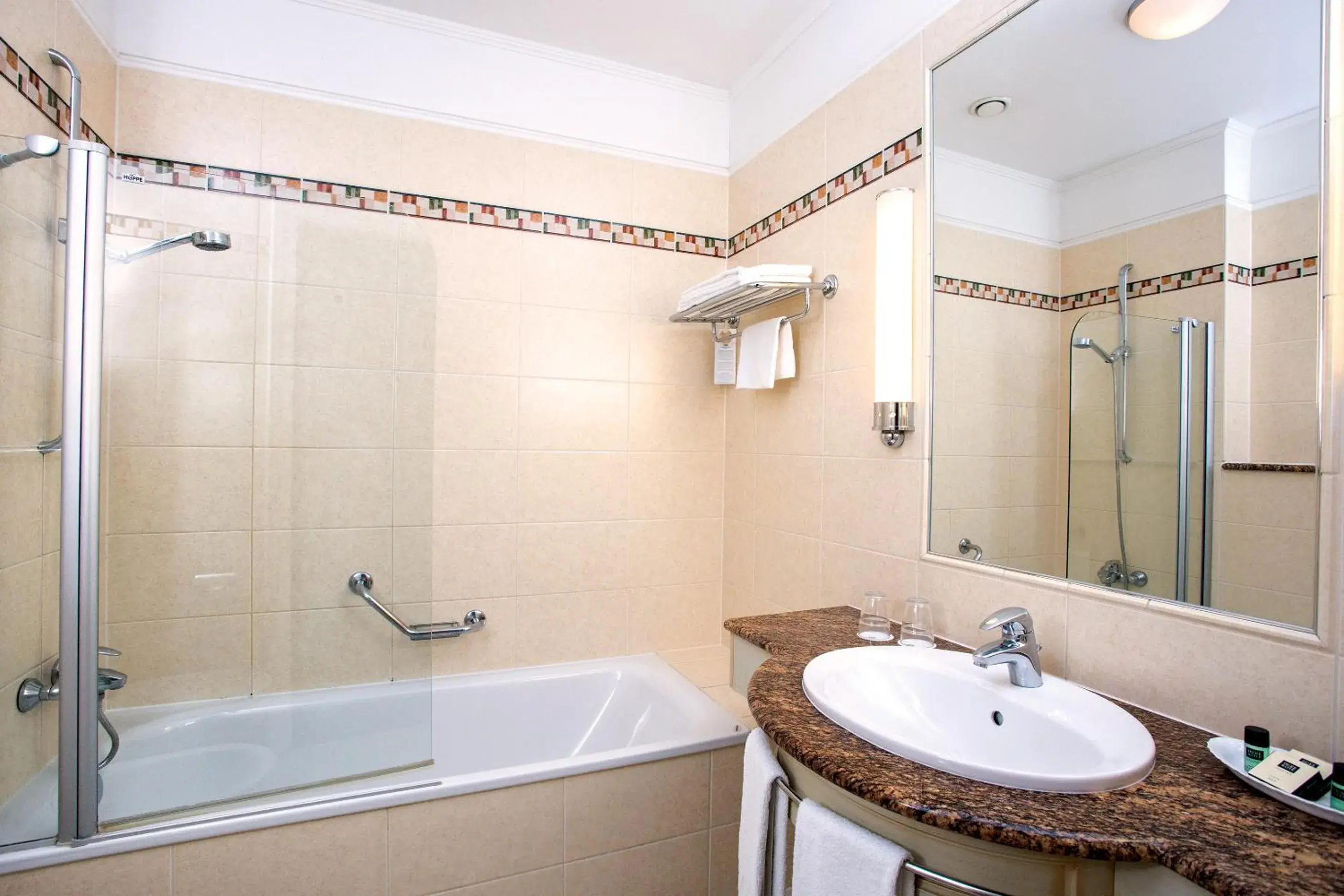 Classic Twin Room in Danubius Hotel Astoria City Center Classic Twin Room in Danubius Hotel Astoria City Center