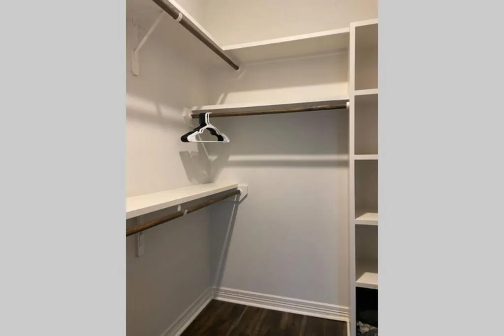 Updated Home, King bed suite Gated Free Parking