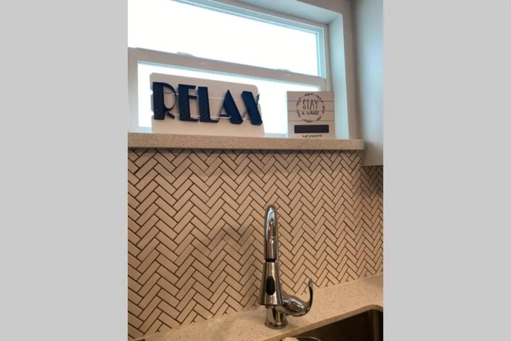 Updated Home, King bed suite Gated Free Parking