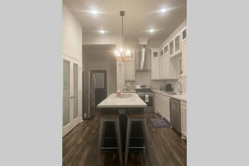 Updated Home, King bed suite Gated Free Parking