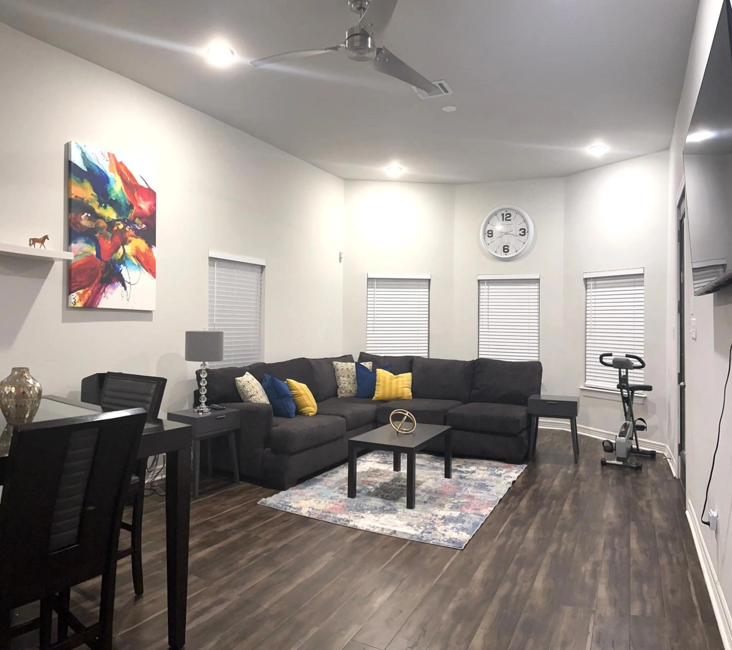 Updated Home, King bed suite Gated Free Parking