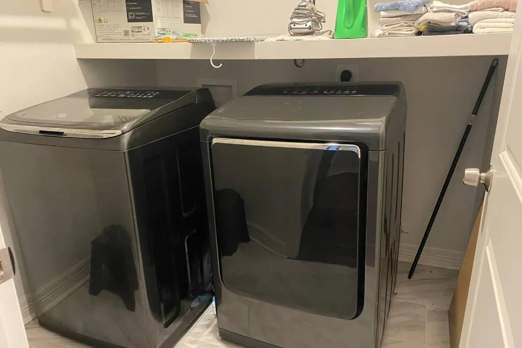 Updated Home, King bed suite Gated Free Parking