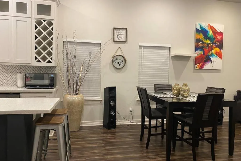 Updated Home, King bed suite Gated Free Parking