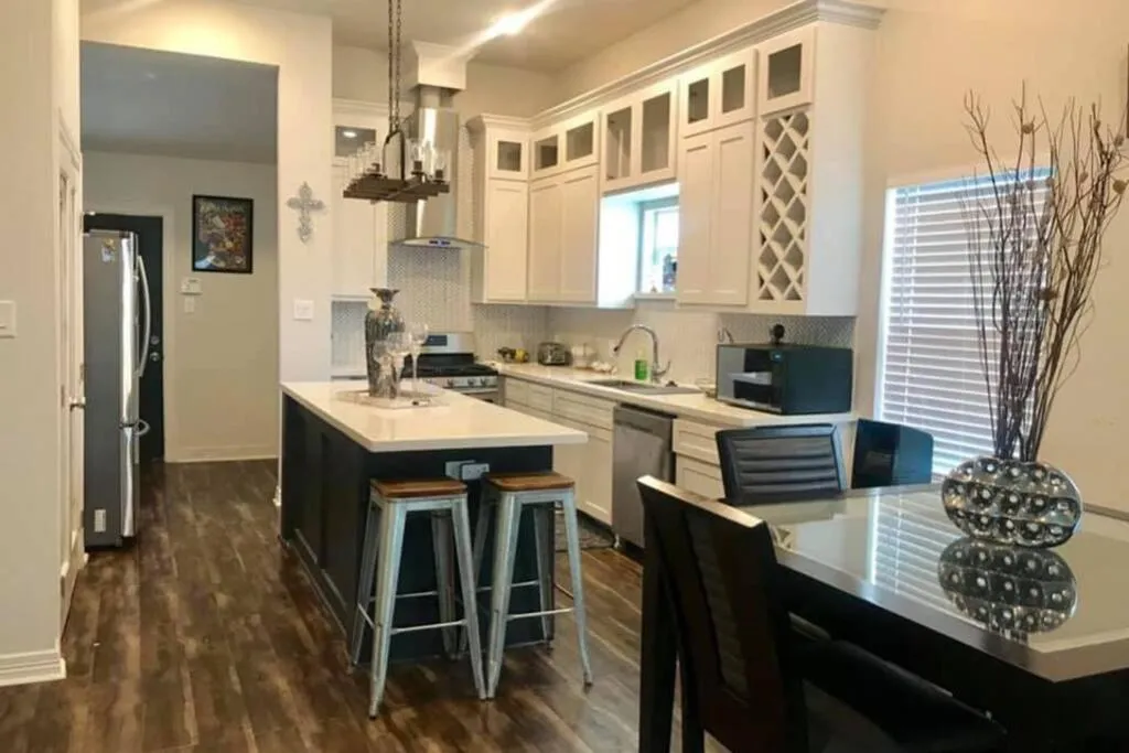 Kitchen or kitchenette in Updated Home, King bed suite Gated Free Parking