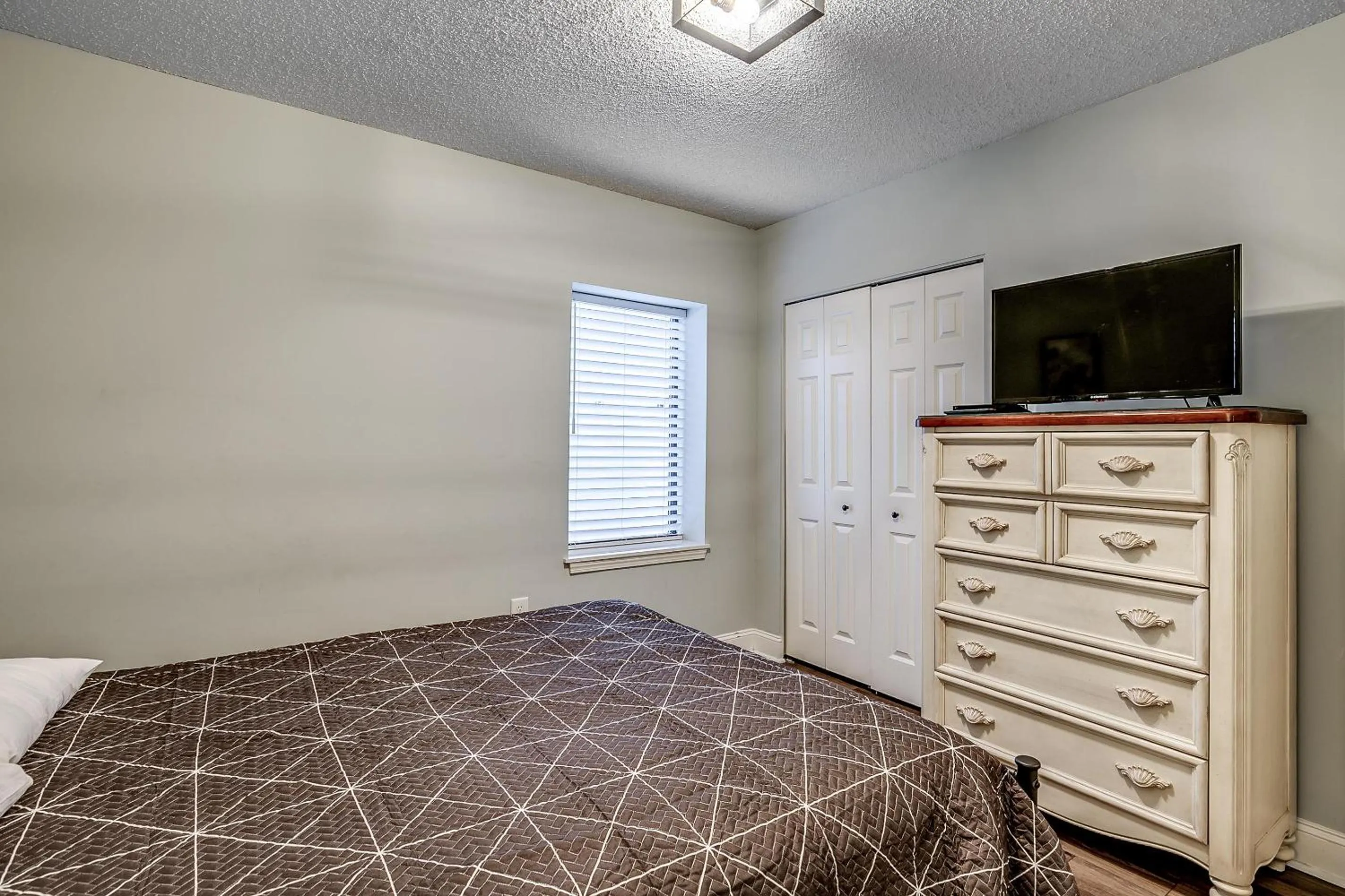 Bed in South Wind - 201