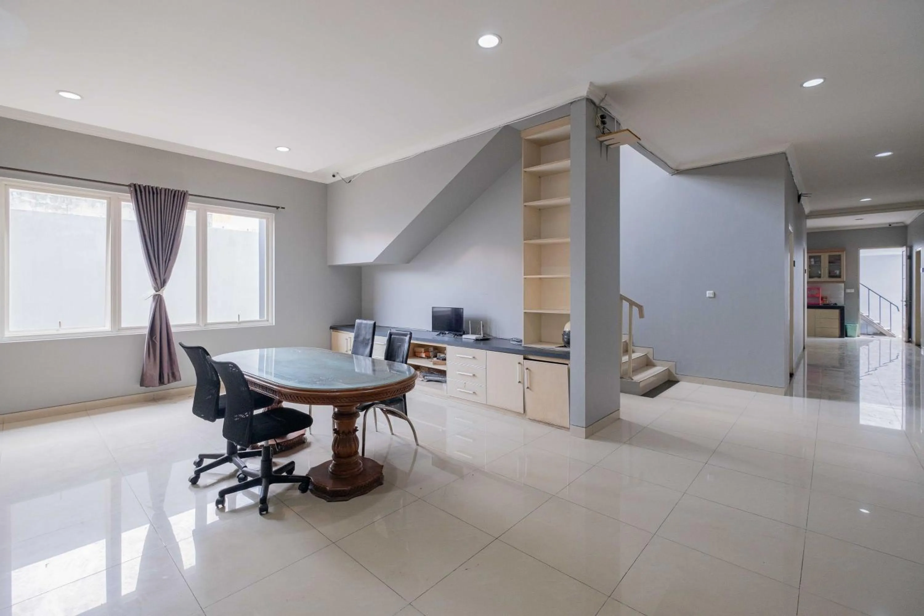 Seating area in Urbanview Hotel Stariez Karawaci Tangerang by RedDoorz